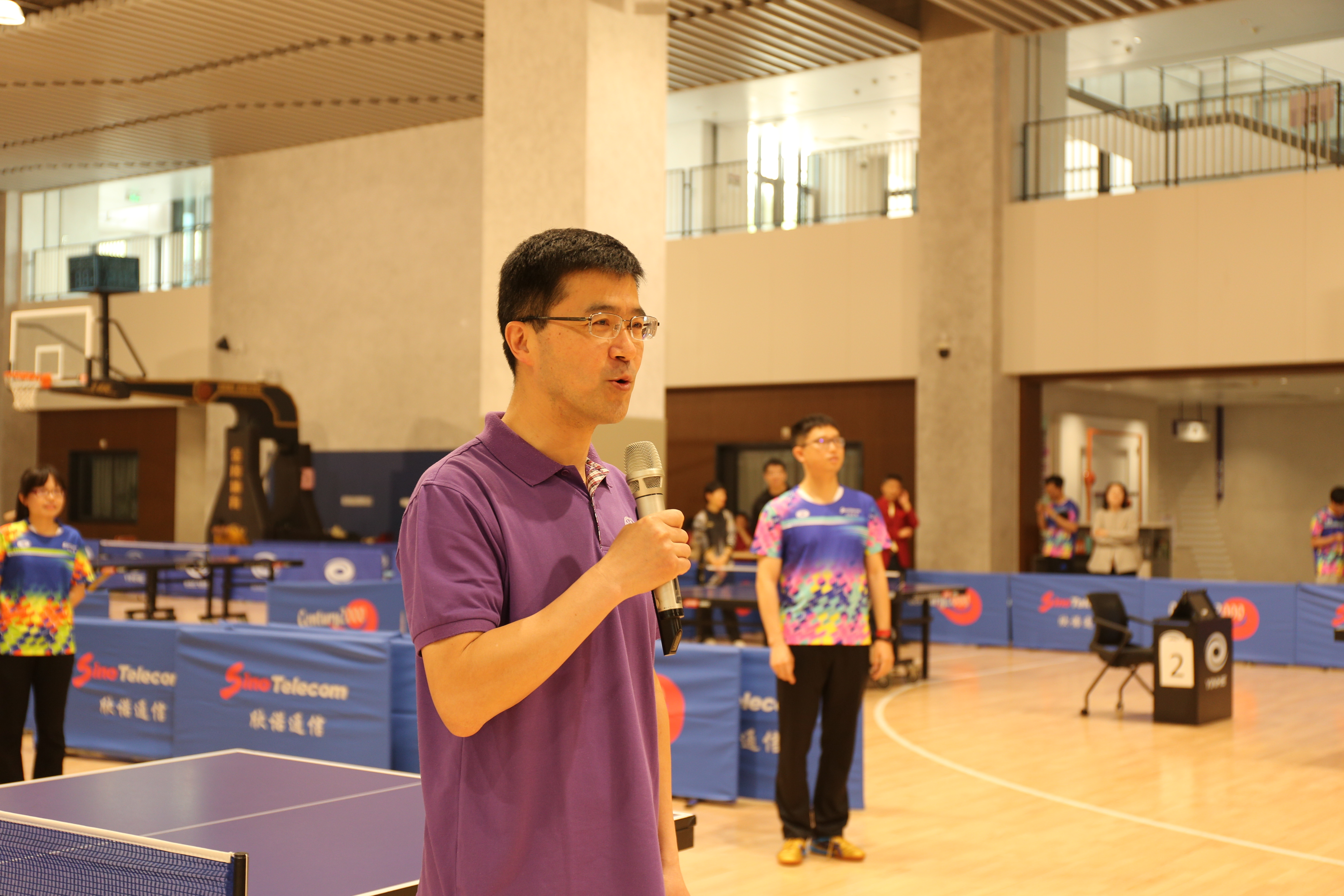 20240427-校友乒乓球赛-过勇宣布比赛开始-校友乒乓球协会-校友总会.jpg