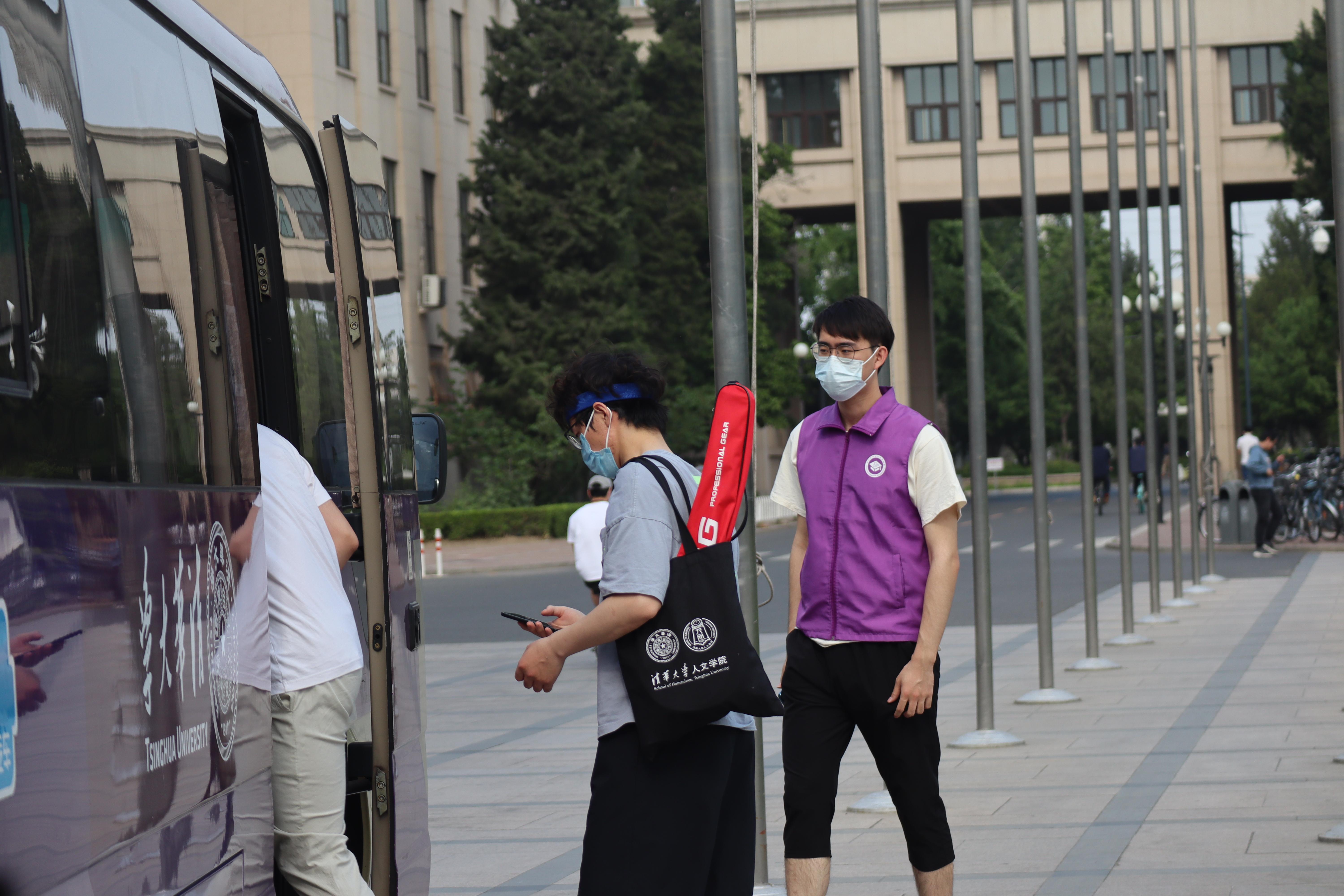 20220601-无研211党支部参与班车引导志愿服务-电子系研团-02.jpg