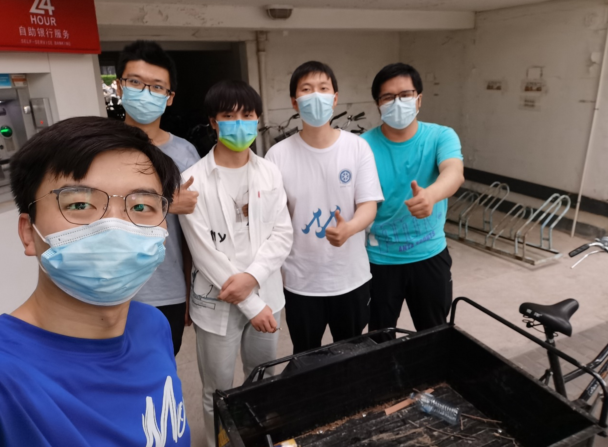 20220601-辅导员抗“疫”故事你的声音,我的行动-陆心怡-龙圆正和搬水志愿者们.png