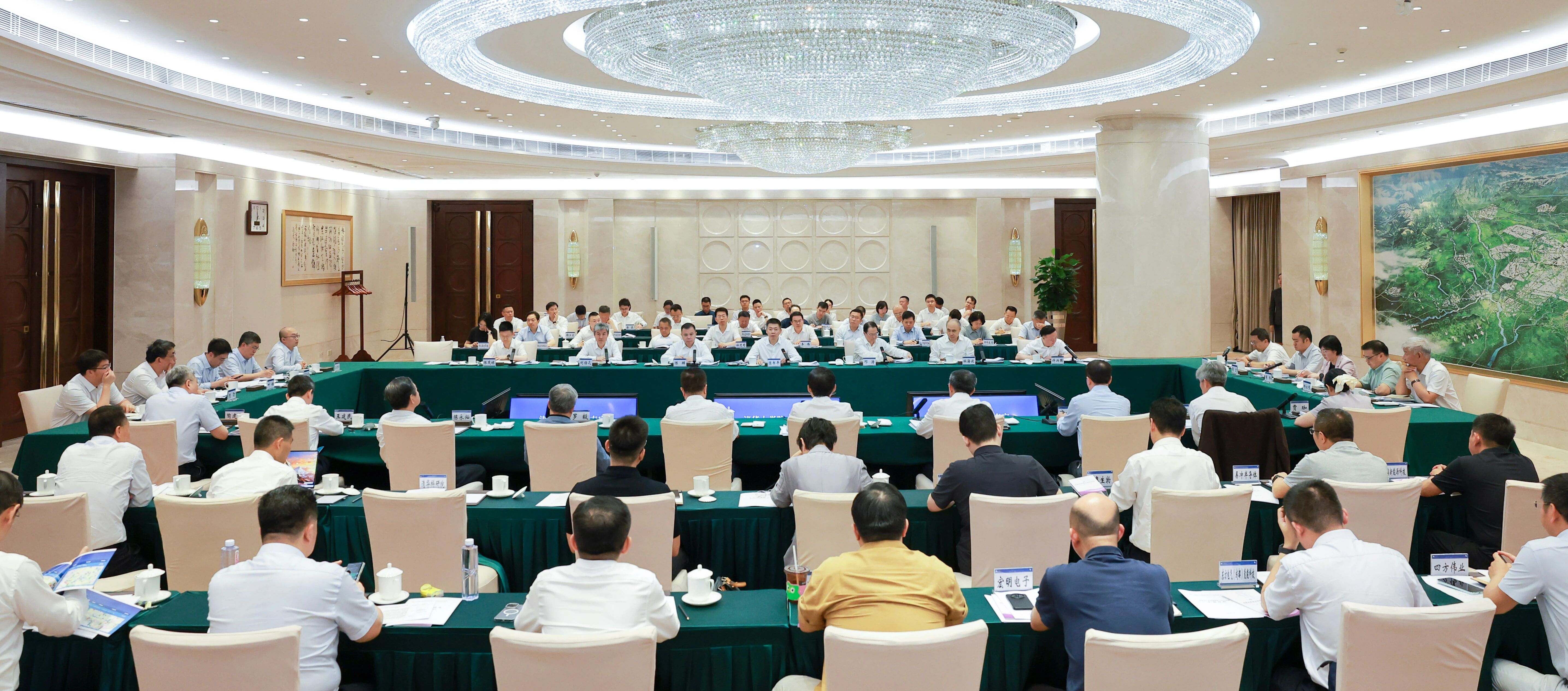 20260714-清华大学院士专家赋能成都产业建圈强链圆桌会在蓉召开-成都市政府研究室-圆桌会现场.jpg