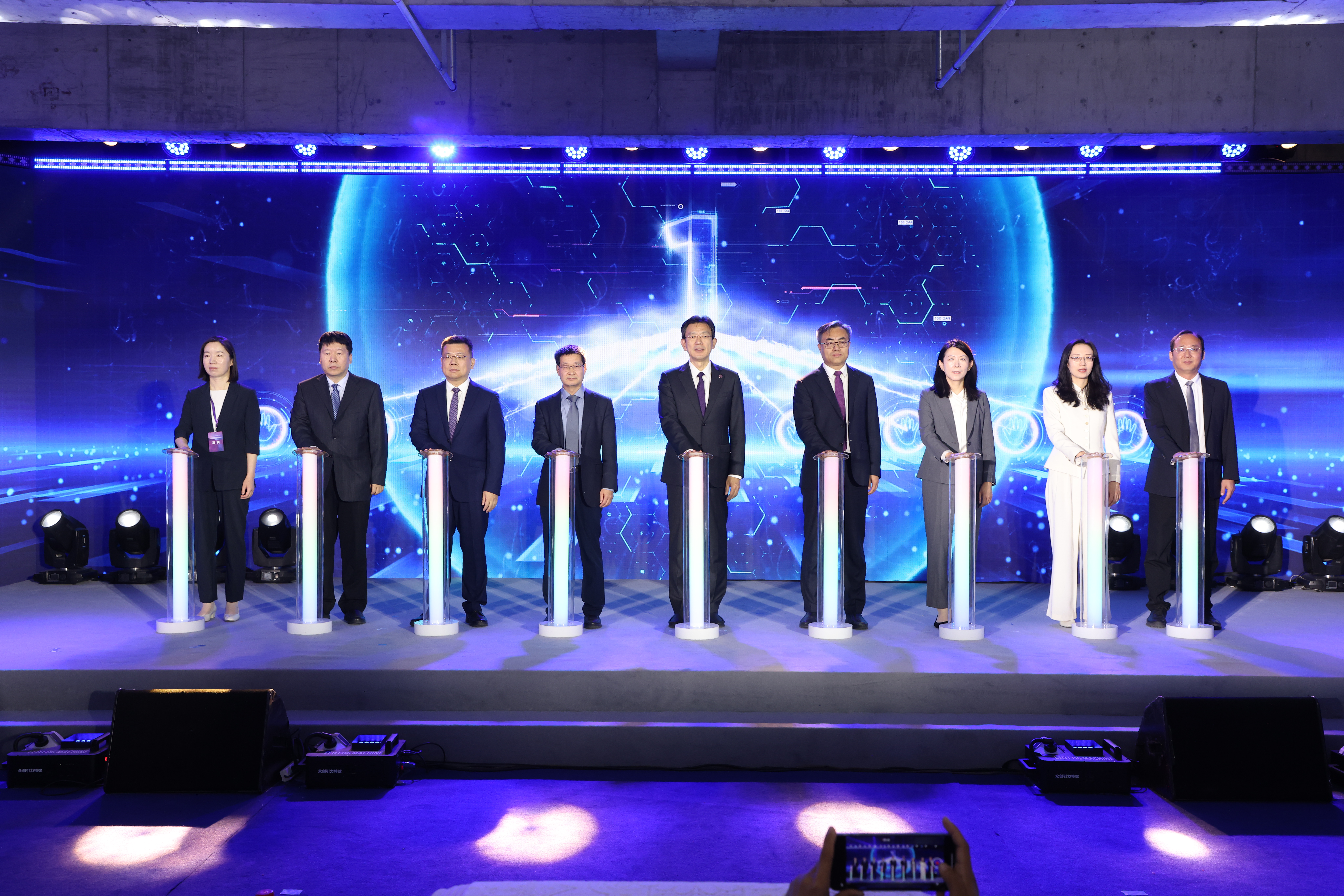 清华大学清华大学具身智能与机器人研究院、EID具身智能创新中心入驻聚智园暨发展论坛举行