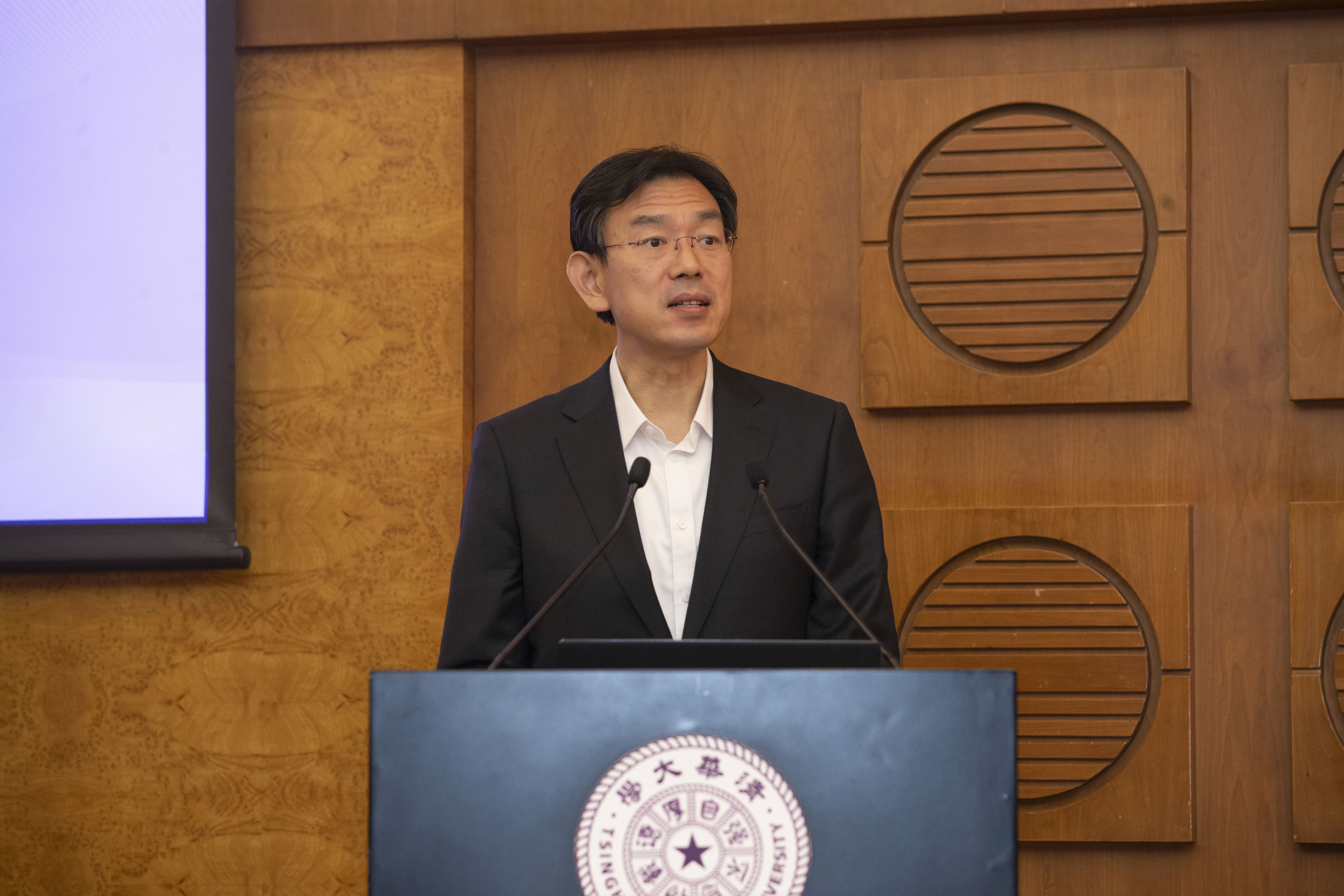 20241211-清华大学召开2024年文科工作会议-李派摄-李路明主持会议3.JPG