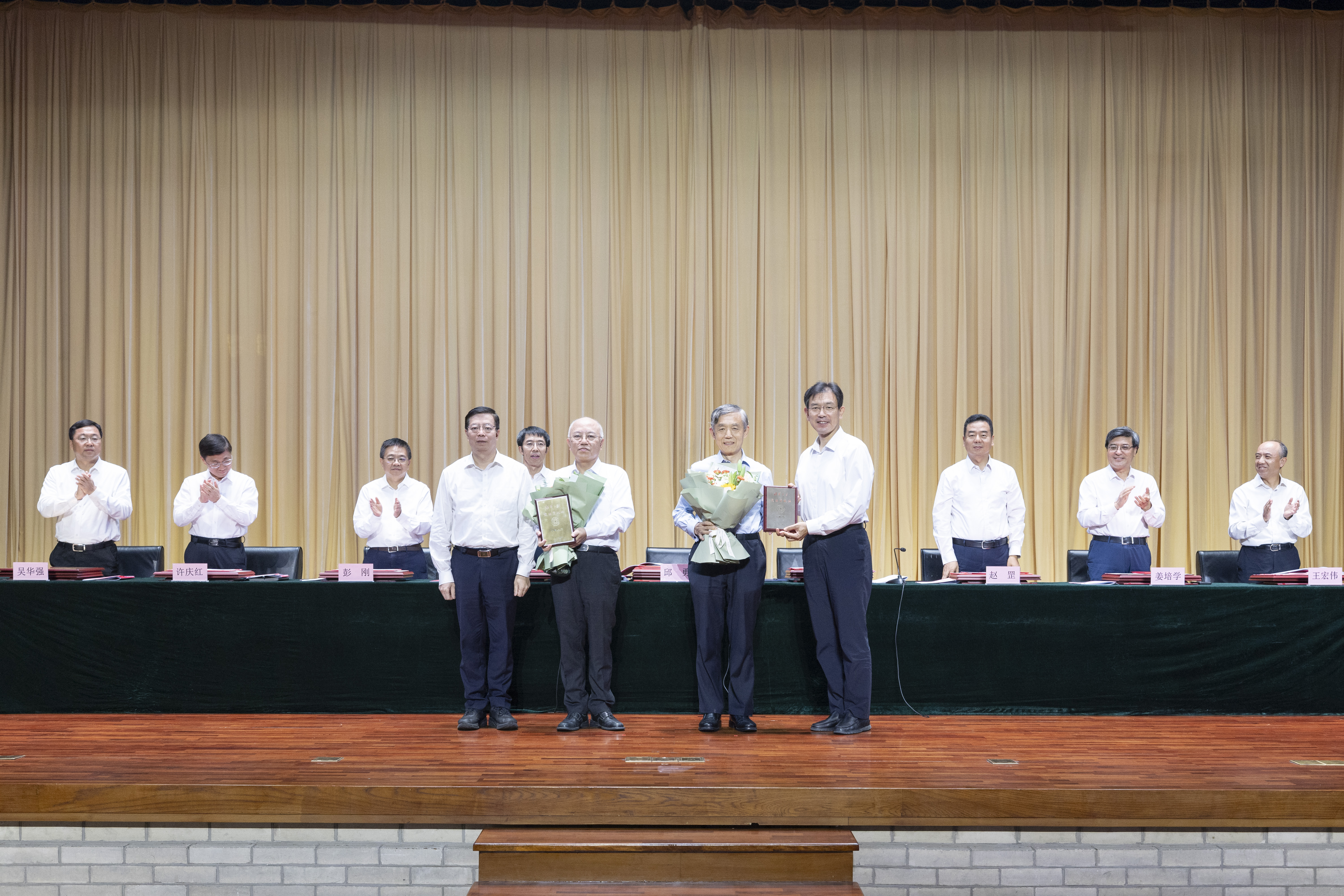 20250910-清华大学举行2025年教师节庆祝大会-李派摄-颁奖现场1.JPG