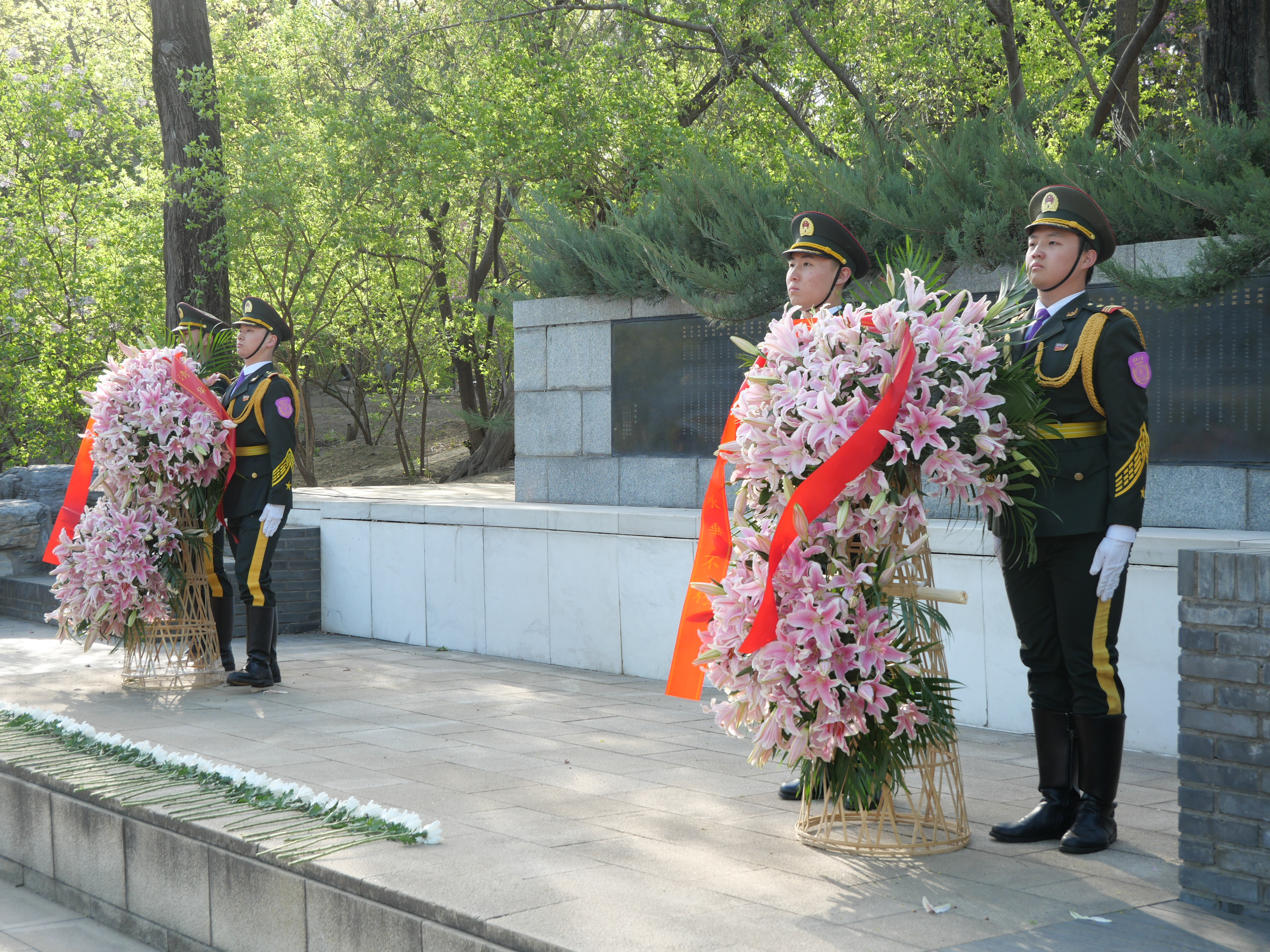 20260405-清明祭扫仪式-李烨-向清华英烈敬献花篮.jpg