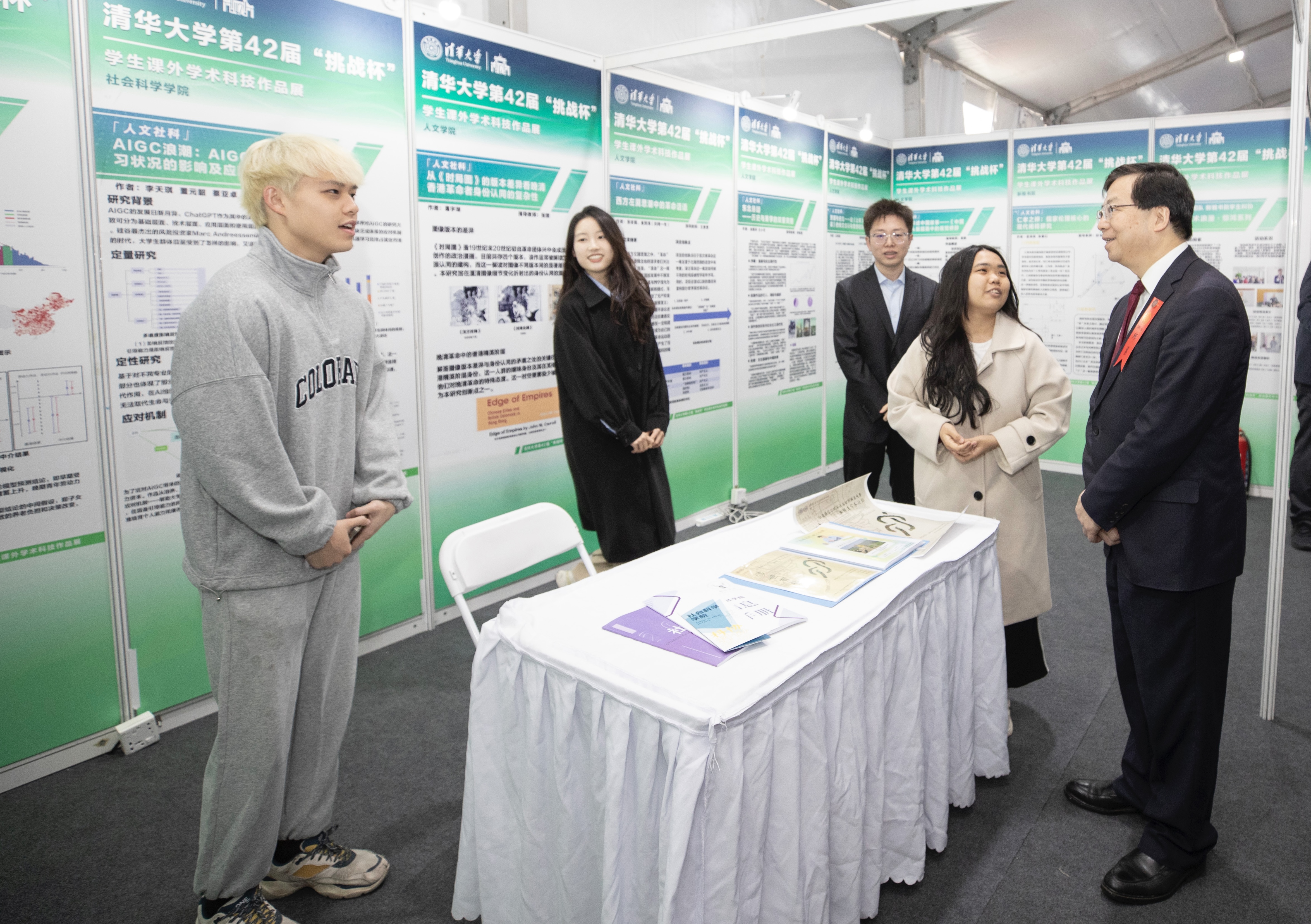 20240430-清华大学第42届“挑战杯”学生课外学术科技作品竞赛颁奖仪式-邱勇参观作品展览-团委.jpg