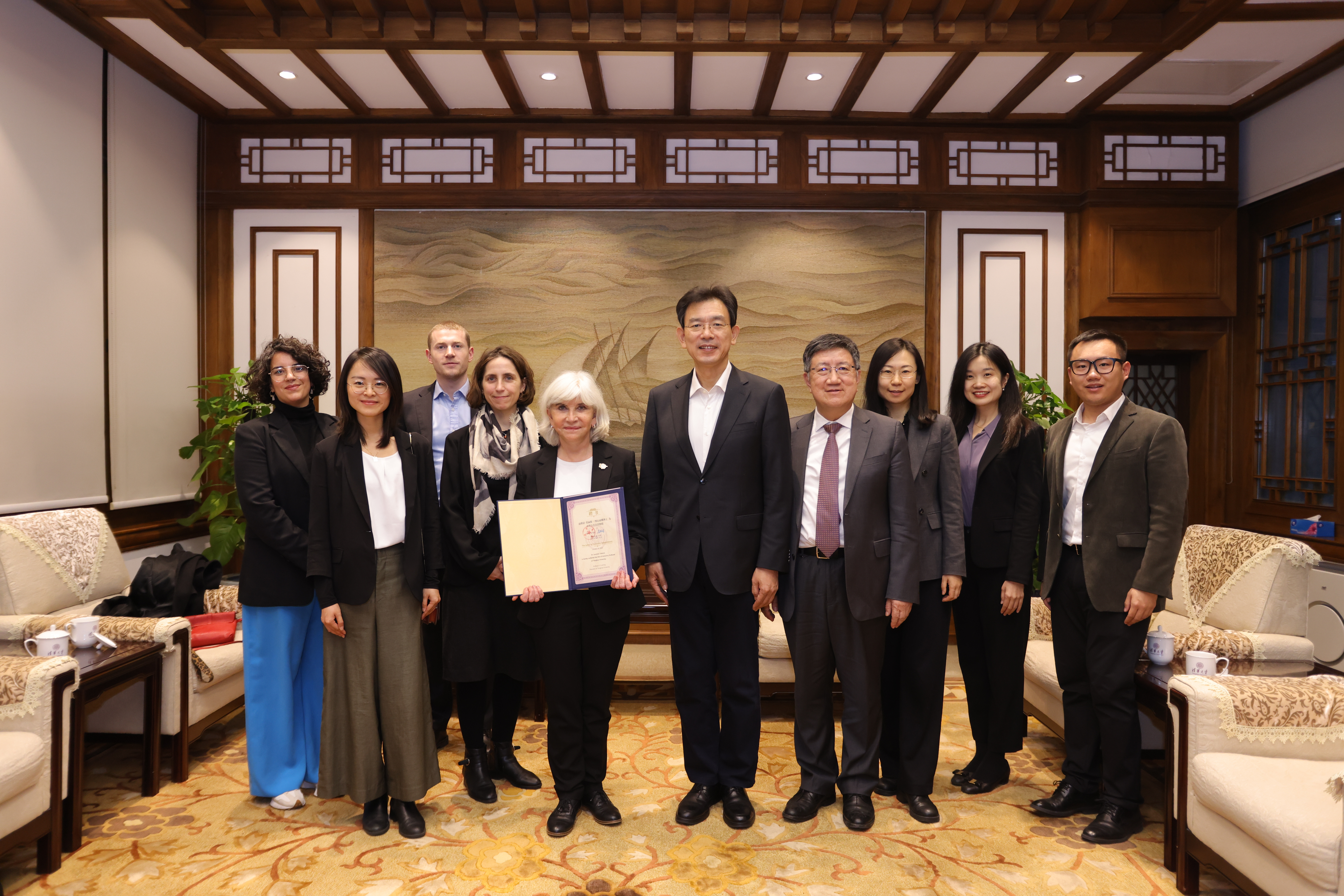 20251024-校长李路明会见清华大学名誉教授劳伦斯·图比亚娜一行-张玉光-合照.jpg