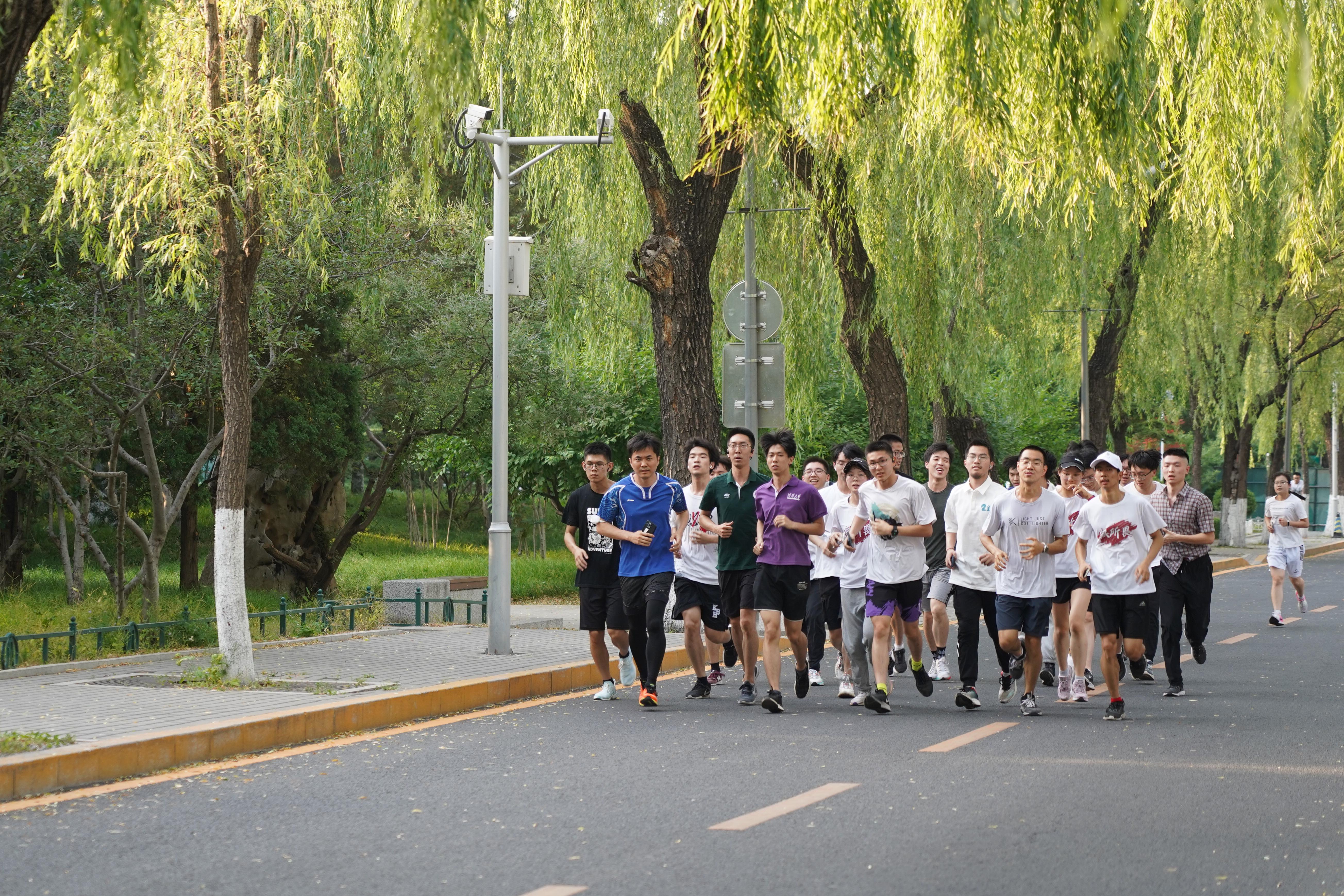 20220601-系主任带队跑-电子系研团-电子系.jpg