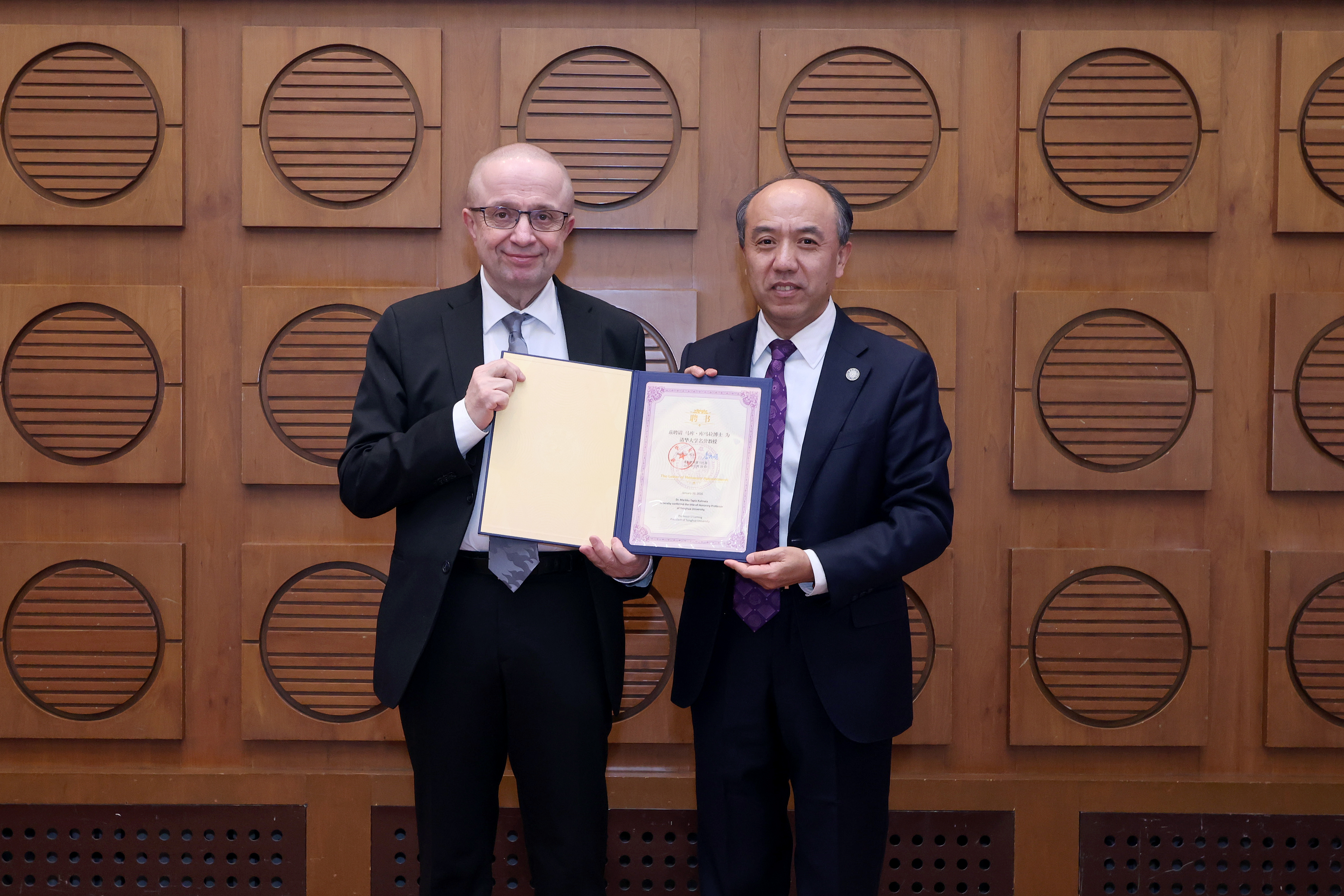 20260120-马库·库马拉教授受聘清华大学名誉教授并做客海外名师讲堂-嘉艺-王宏伟为马库·库马拉颁发名誉教授聘书.JPG