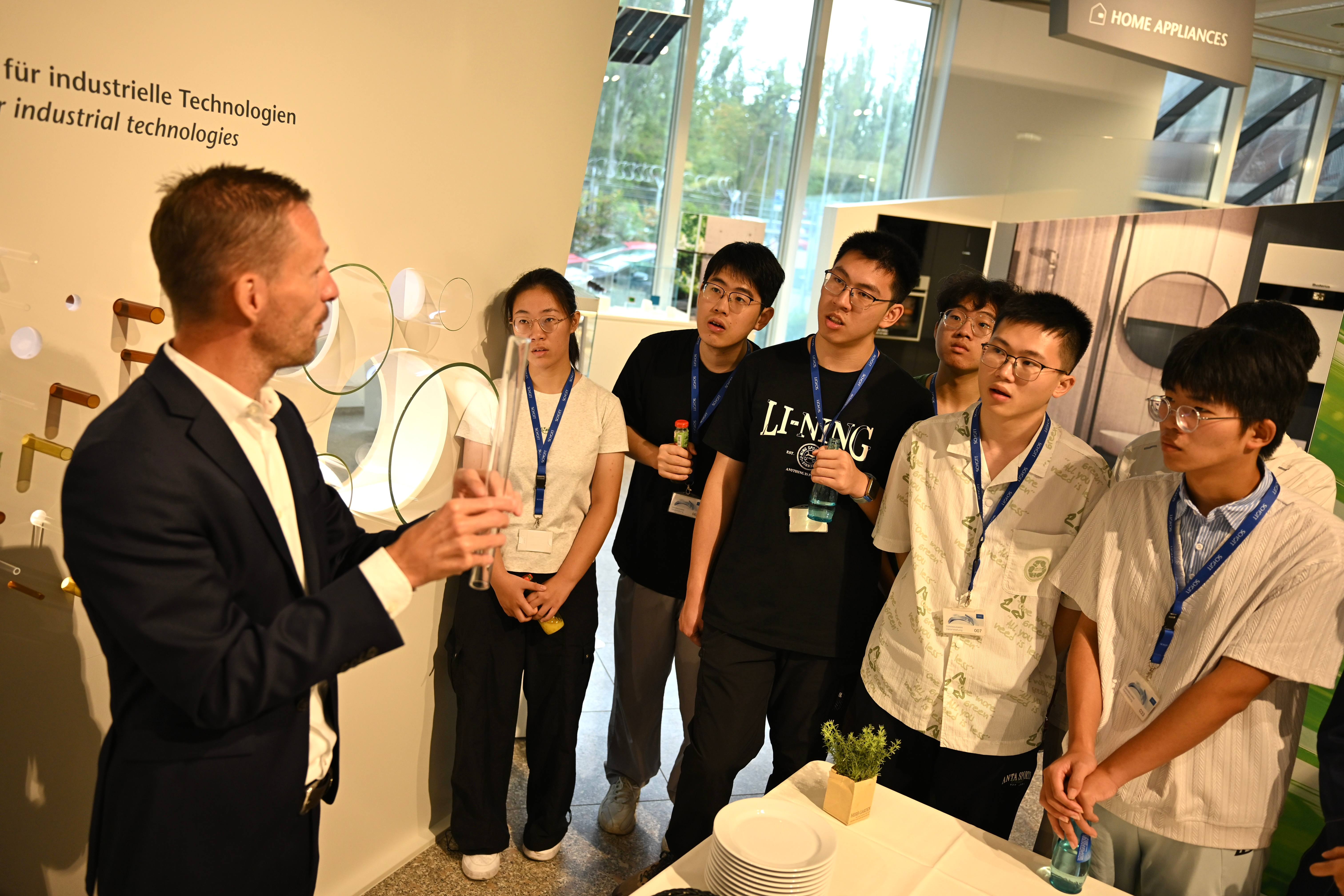 20260828-清华大学“智联德国,实创未来”赴德国思政实践支队参观德国肖特-薛丁铭-支队赴德国肖特总部调研.png