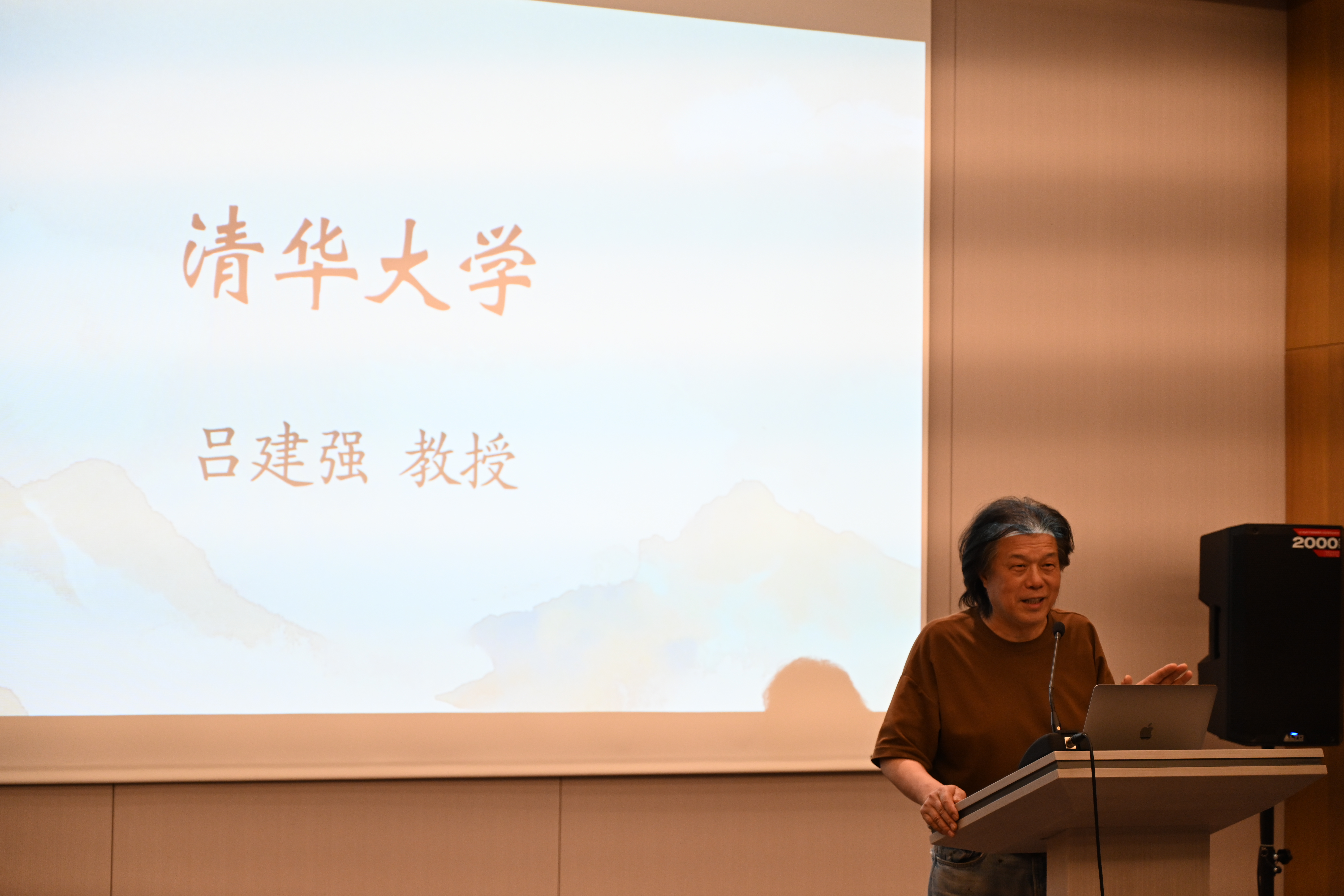 20250212-清华大学艺教中心副教授吕建强在开幕式致辞-民乐队参加首届马中青年华乐交流营-陈星儒摄.jpg