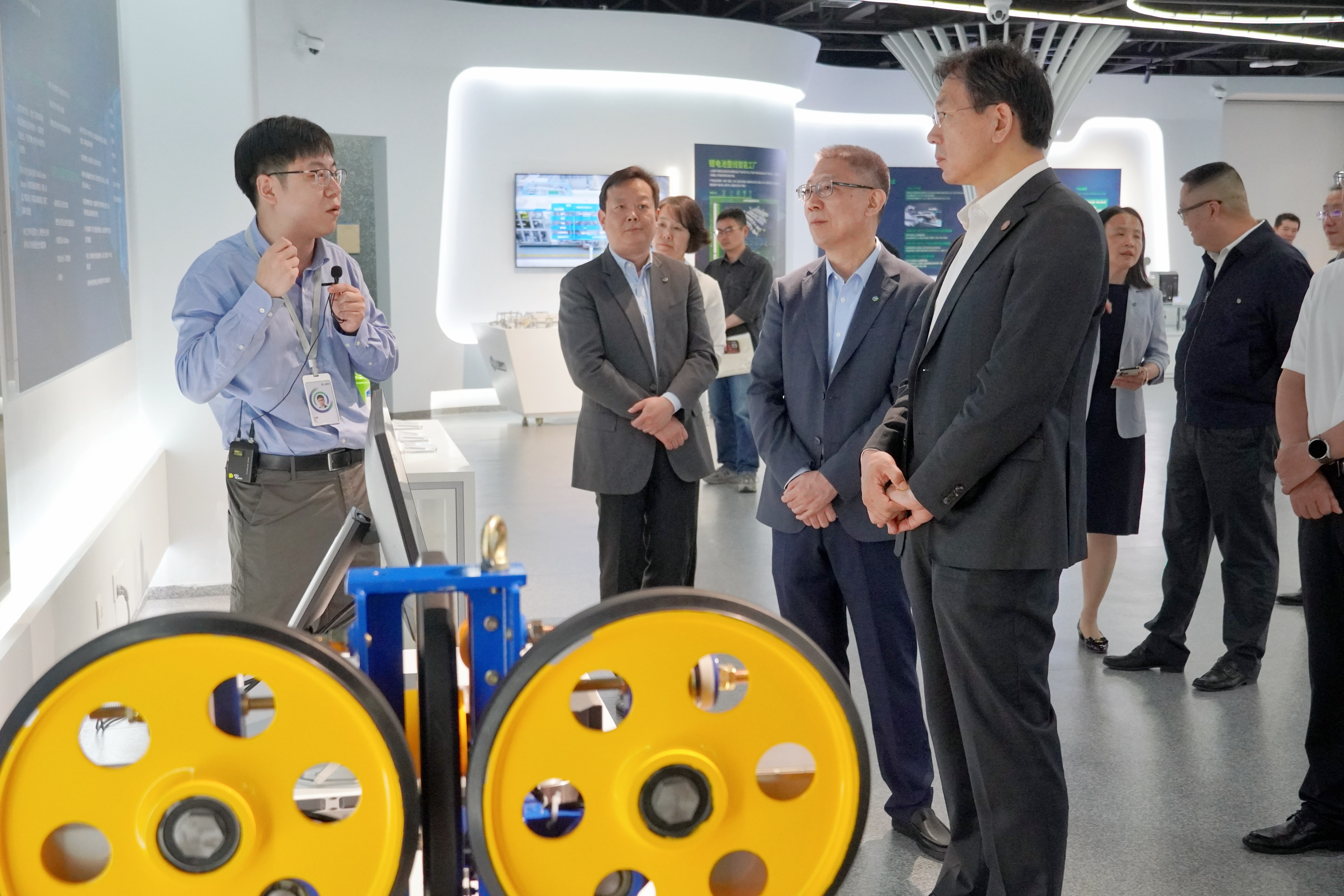 20250528-校长李路明访问调研上海-刘书田摄-访问上海电气2.jpg