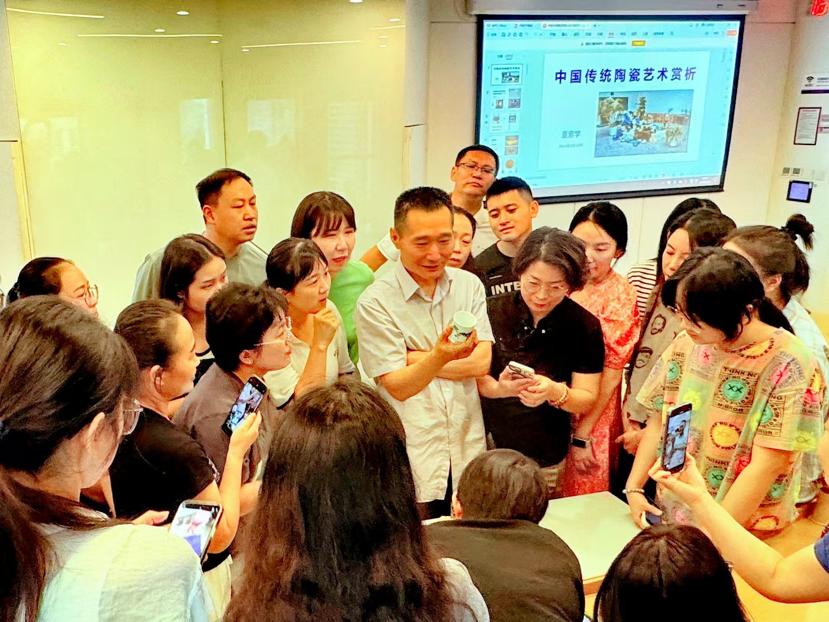 20240819- 清华伟新乡村美术教师培养计划第10举办- 清华大学美术学院副教授董素学讲授“中国传统陶瓷艺术赏析”-郭薇拍摄.jpg