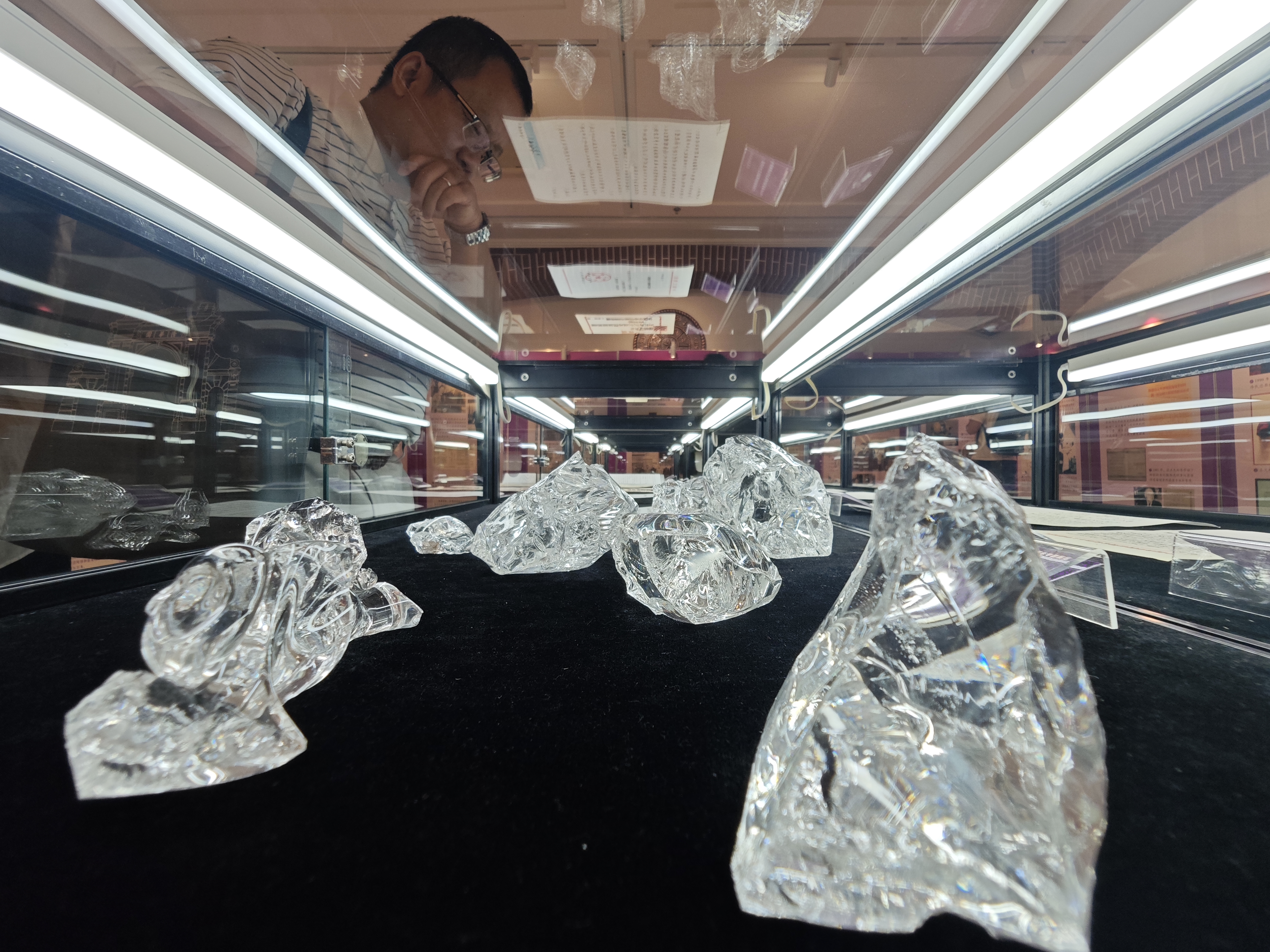 20250528-王大珩诞辰110周年展览开幕-匡林华-展出的中国第一炉光学玻璃复制件.jpg