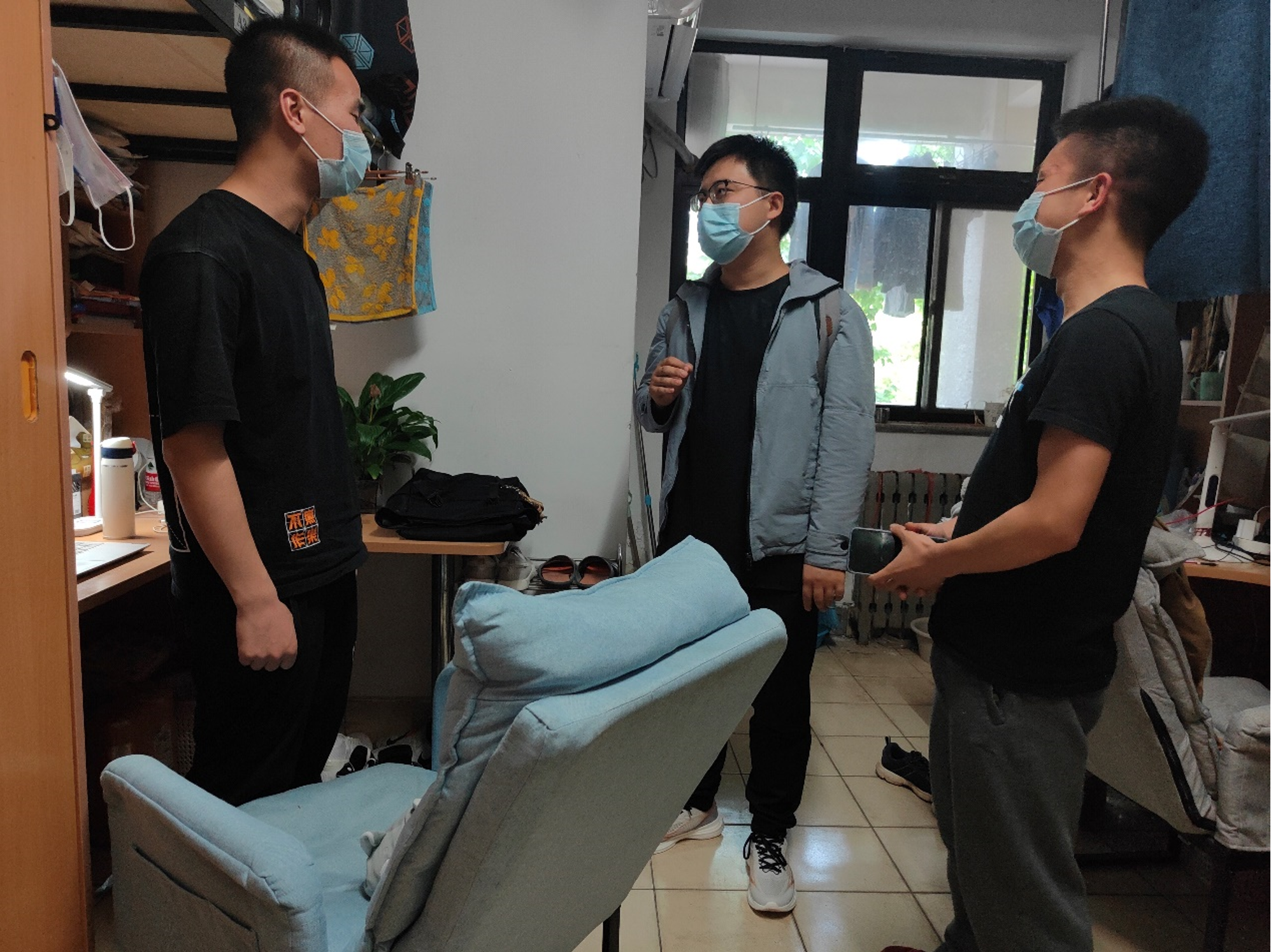 20220601-辅导员抗“疫”故事你的声音,我的行动-陆心怡-陆浩威串寝时和同学交流.png