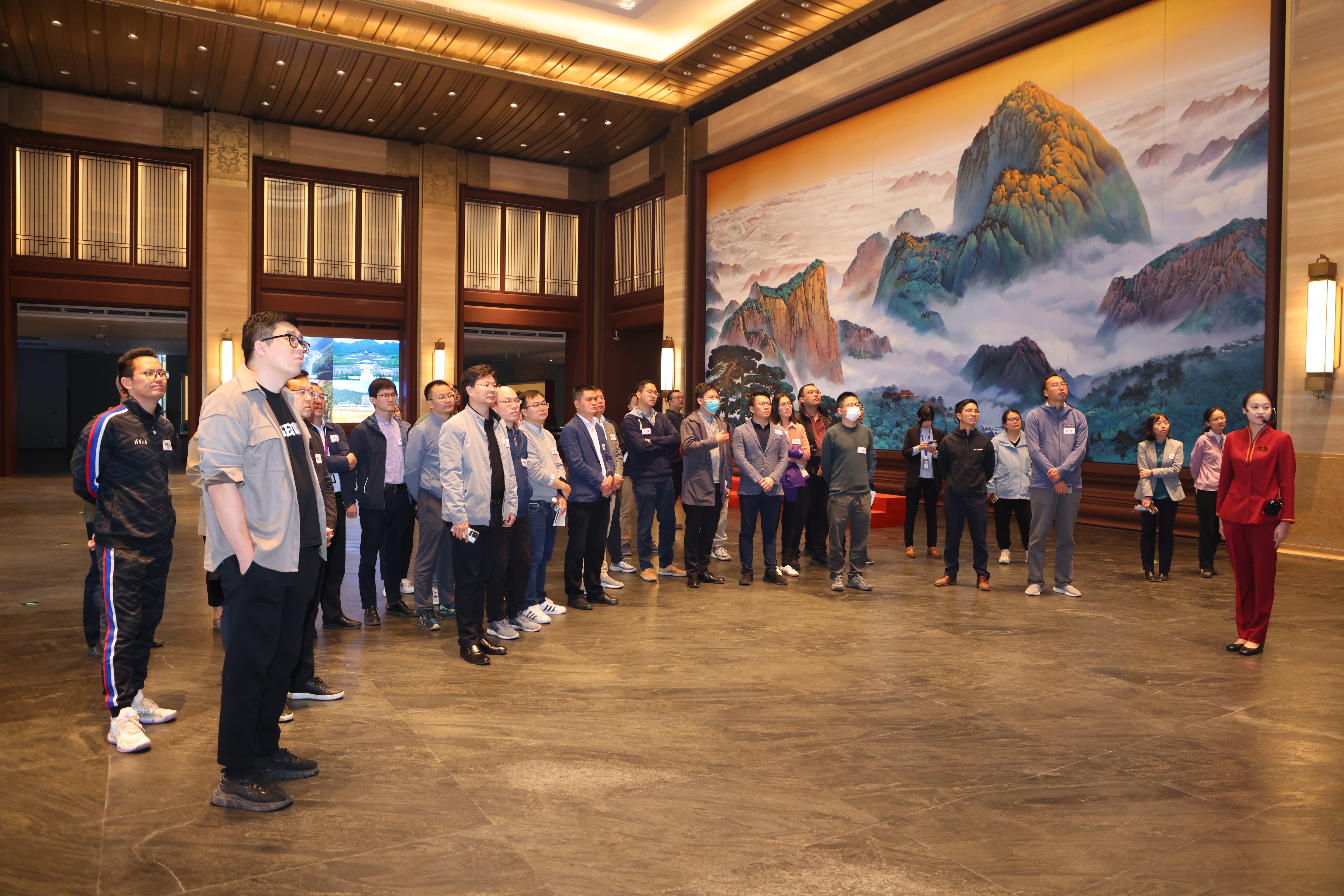 20231012-“双向挂职”年轻干部实践-组织部-参观文兴楼1.jpg