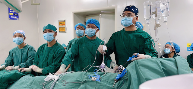 20220101-医院供图-医院供图-北京清华长庚医院泌尿外科靳松医师在西藏支援做手术2.png