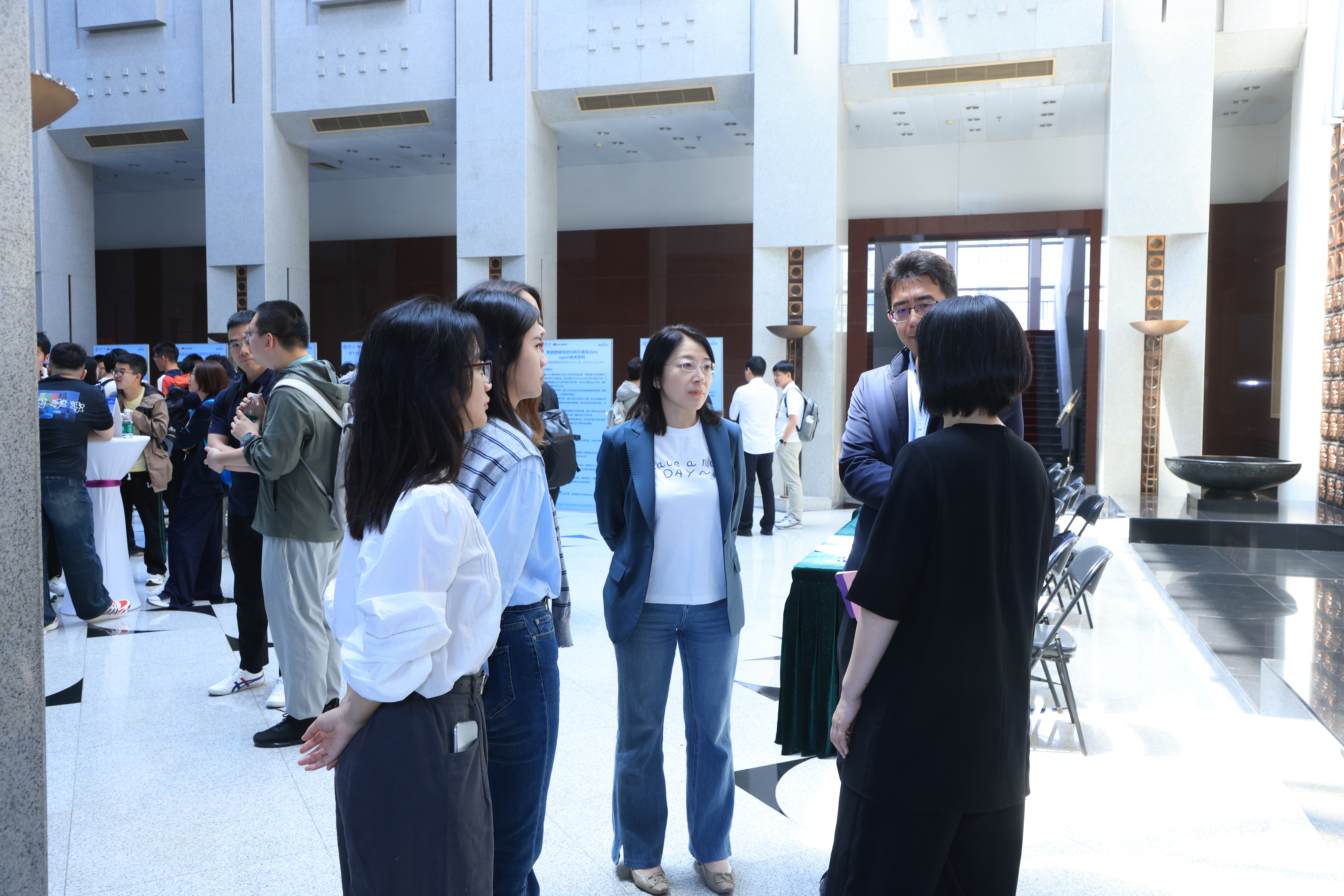 20250519-清华大学与华为携手挑战未来课题,共探拔尖人才培养-书院管理中心-海报交流现场4.JPG