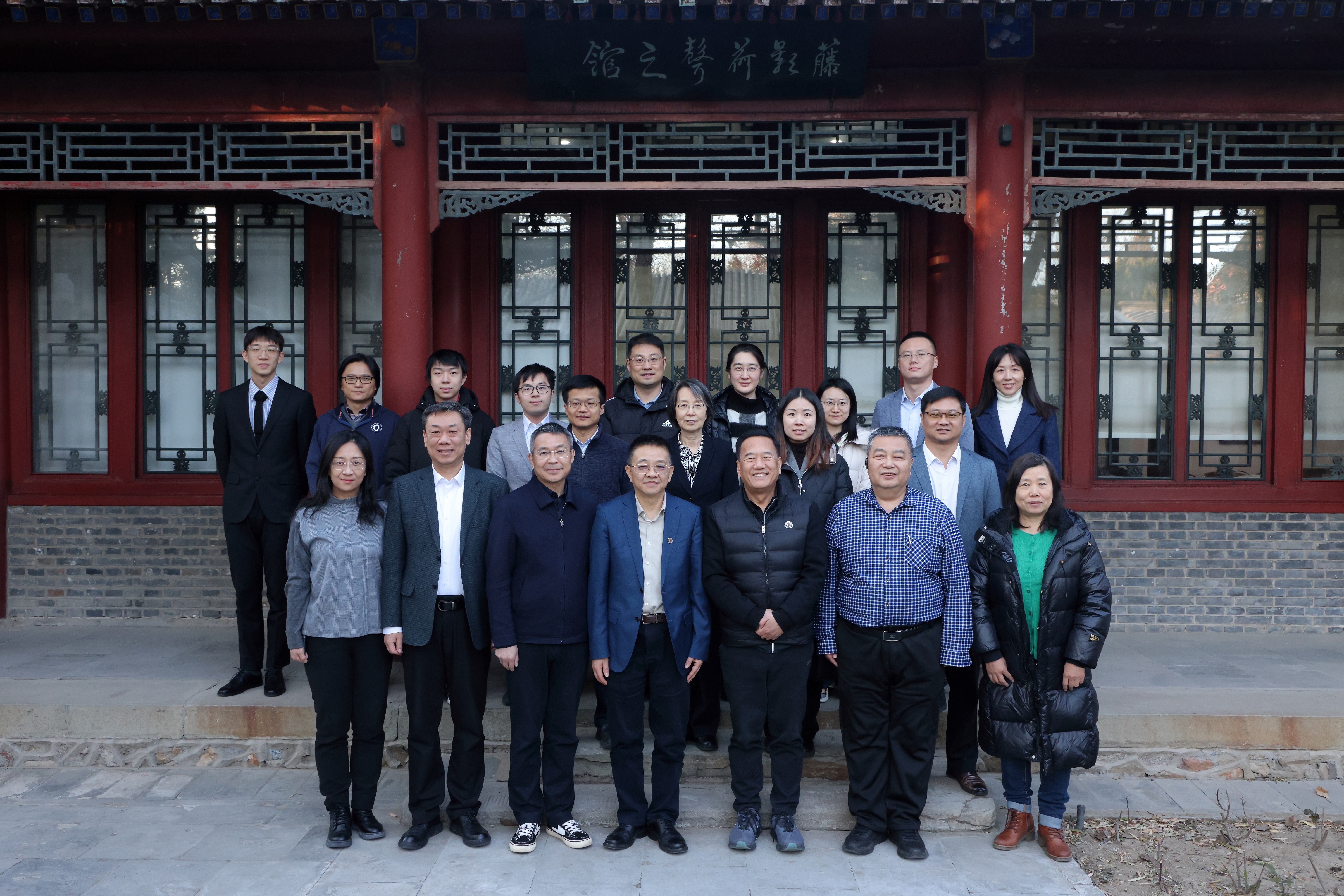 20250110-清华大学颠覆性创新人才培养项目座谈会举行-摄影师杨艳彬-参会人员合影.jpg