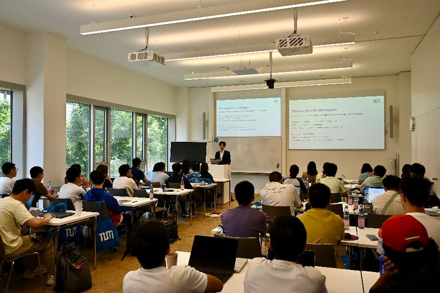 20260901-清华大学“智联德国,实创未来”赴德国思政实践支队在慕尼黑工业大学参加课程-薛丁铭-支队在慕工大上课.png
