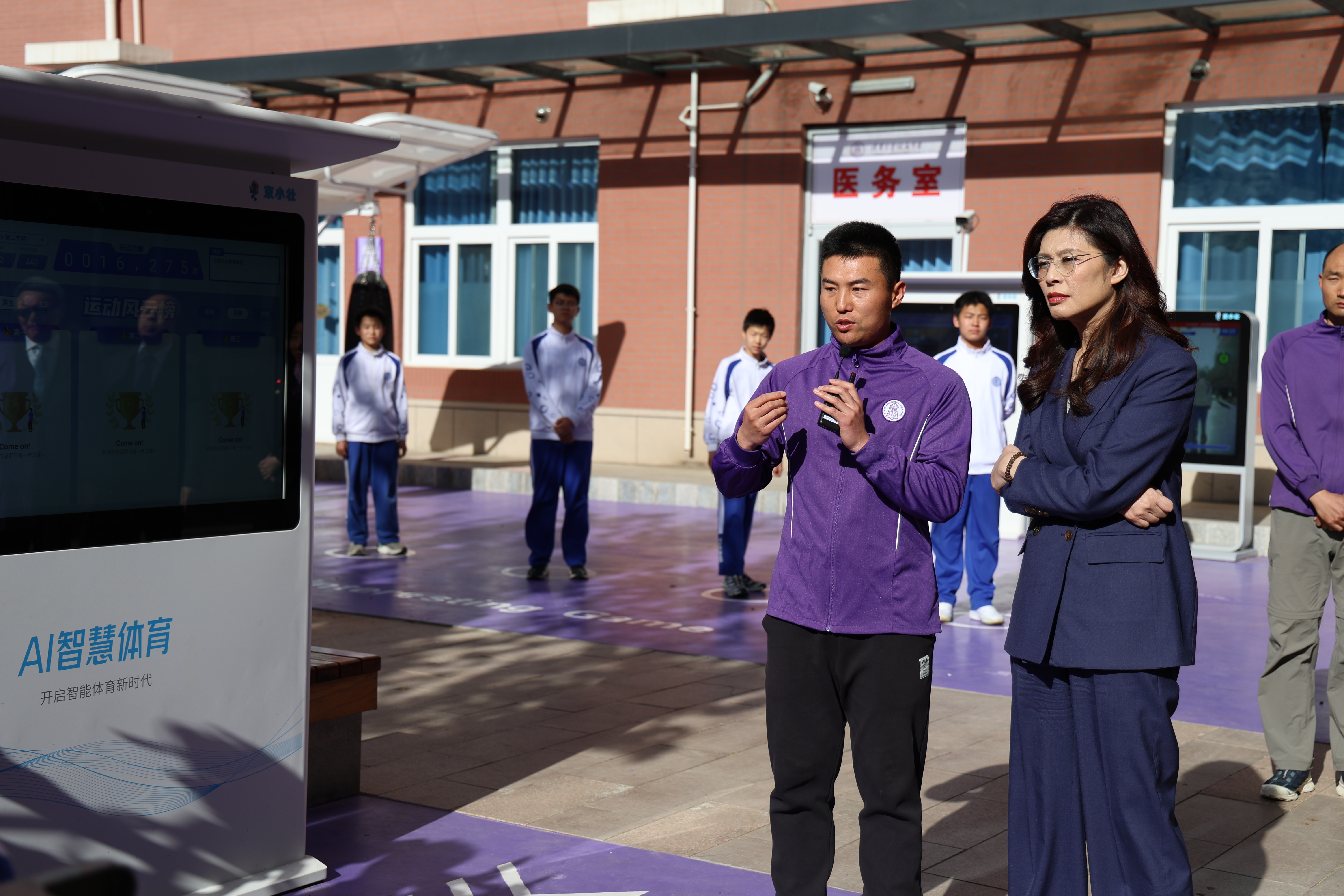 20260410-中国国民党主席郑丽文率团到访清华附中-王子纯-参观智慧体育长廊.JPG