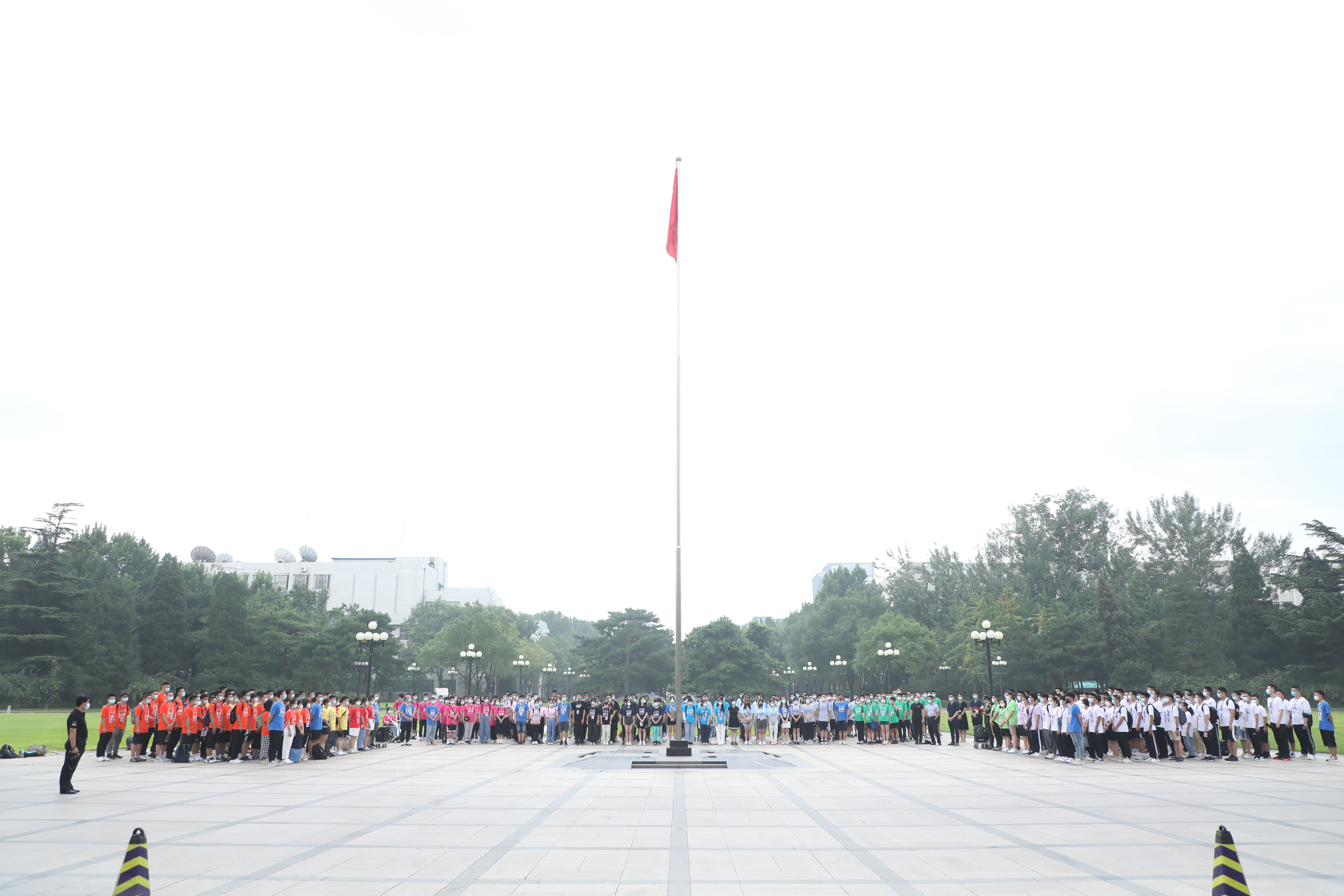 20220816-清华大学举办2022级本科生新生骨干训练营-严振峣-“二字班”新生骨干参与升旗仪式.jpg