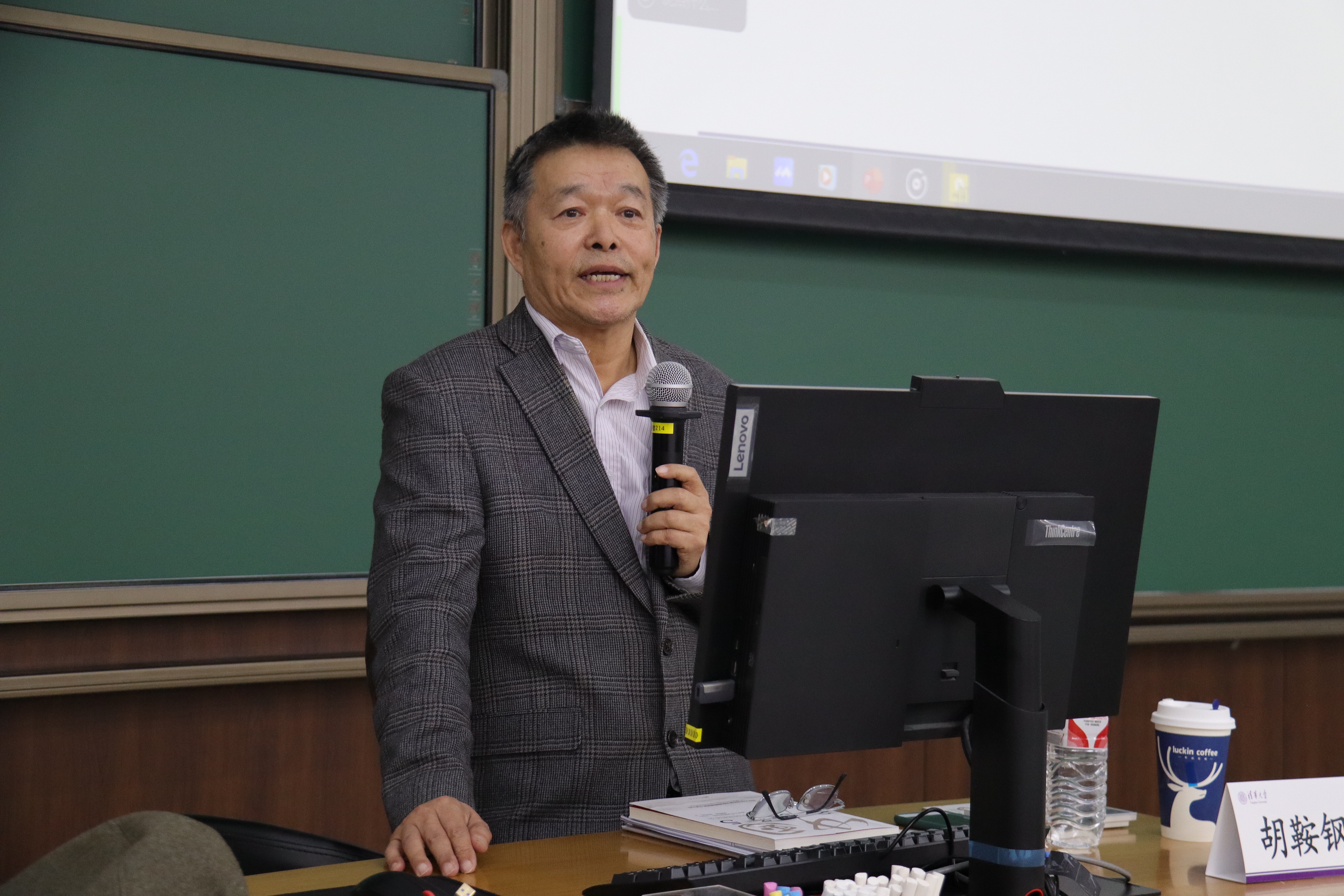 20250313-胡鞍钢为“立言计划”第八期(春季学期)学员开展理论讲座,解读中国式现代化发展之路-博士生讲师团-胡鞍钢理论讲座授课.jpg
