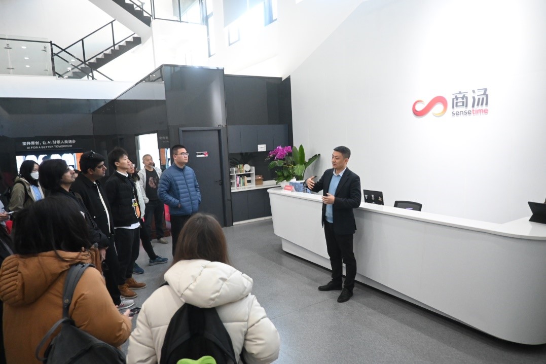 20231117-发现中国智慧,洞察中国发展——2023年清华大学“洞察中国”全球胜任力社会实践纪实-“洞察中国”陕西实践支队-“洞察中国”陕西实践支队在西安商汤智能科技有限公司参观.jpg