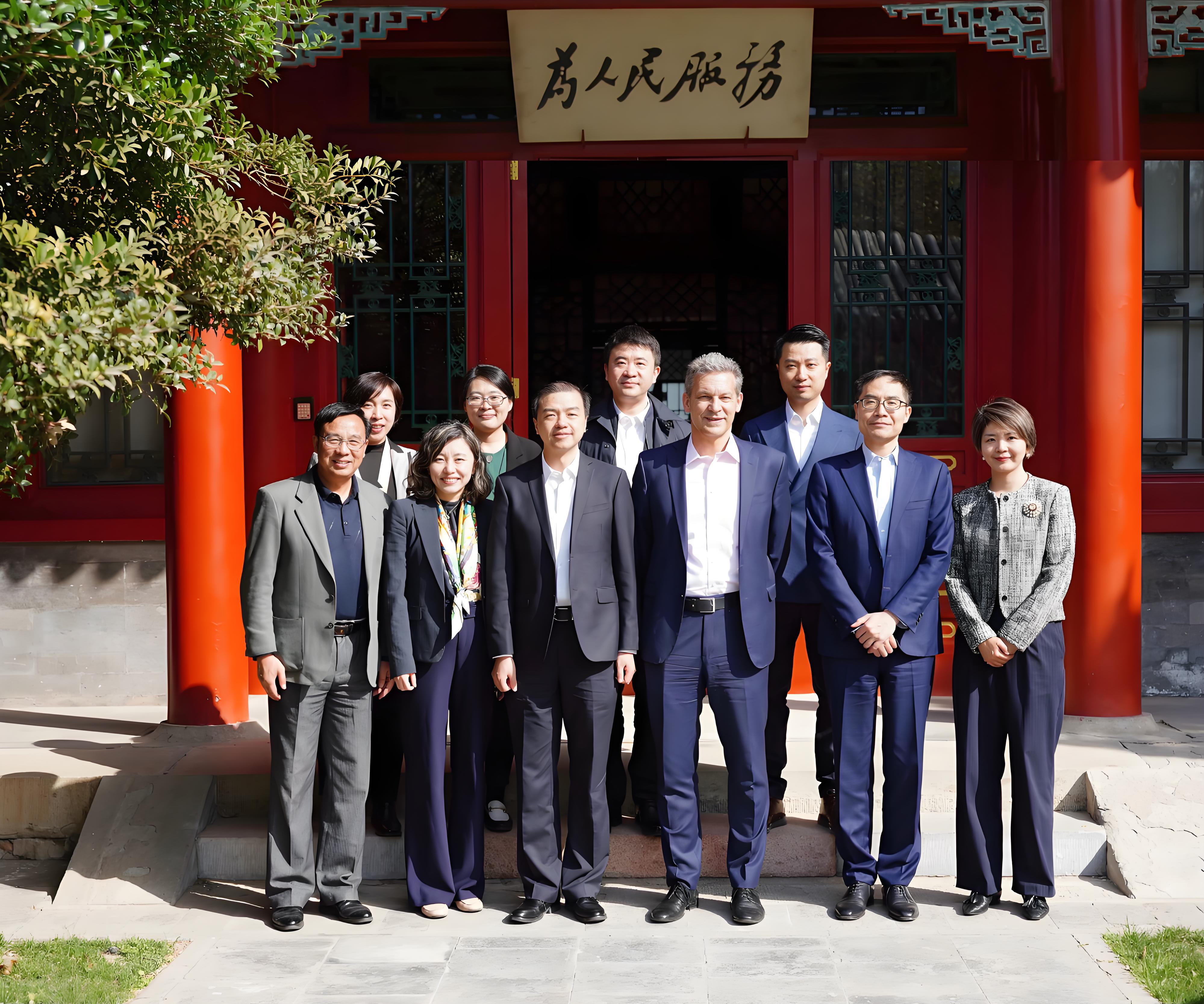 20250403-索诺瓦集团首席执行官一行到访清华大学-孙力扬-向波涛(前排左三)与安特·凯多斯基(前排右三)及双方团队合影.jpg