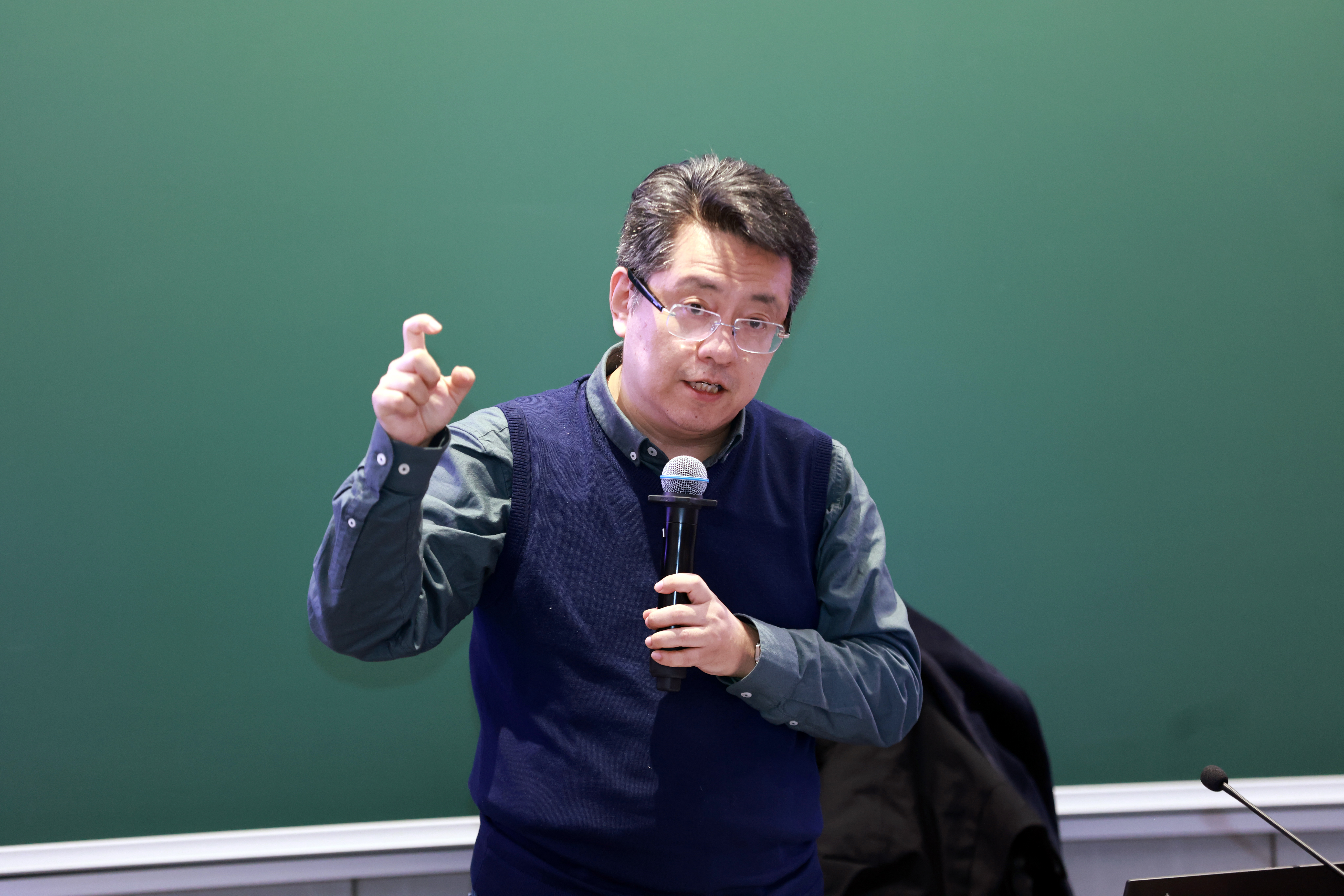 20241227-清华大学举办2024年哲学社会科学骨干教师专题研讨班-常志东-董煜作专题报告.JPG