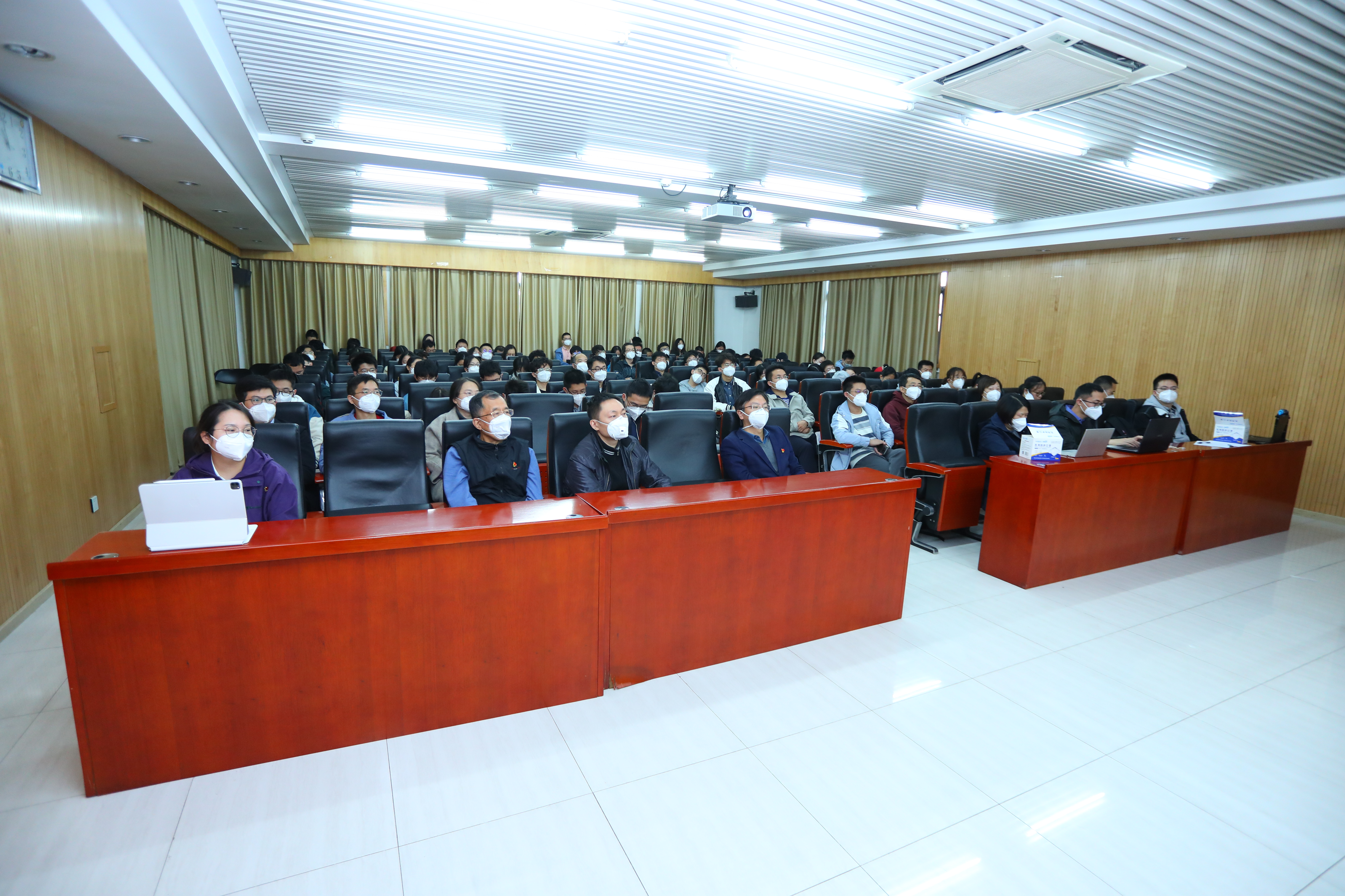 20221018-喜庆二十大,奋进新征程——清华大学本科生党支部热切关注党的二十大开幕会-刘雪天-化学系党支部集体观看党的二十大开幕会.JPG
