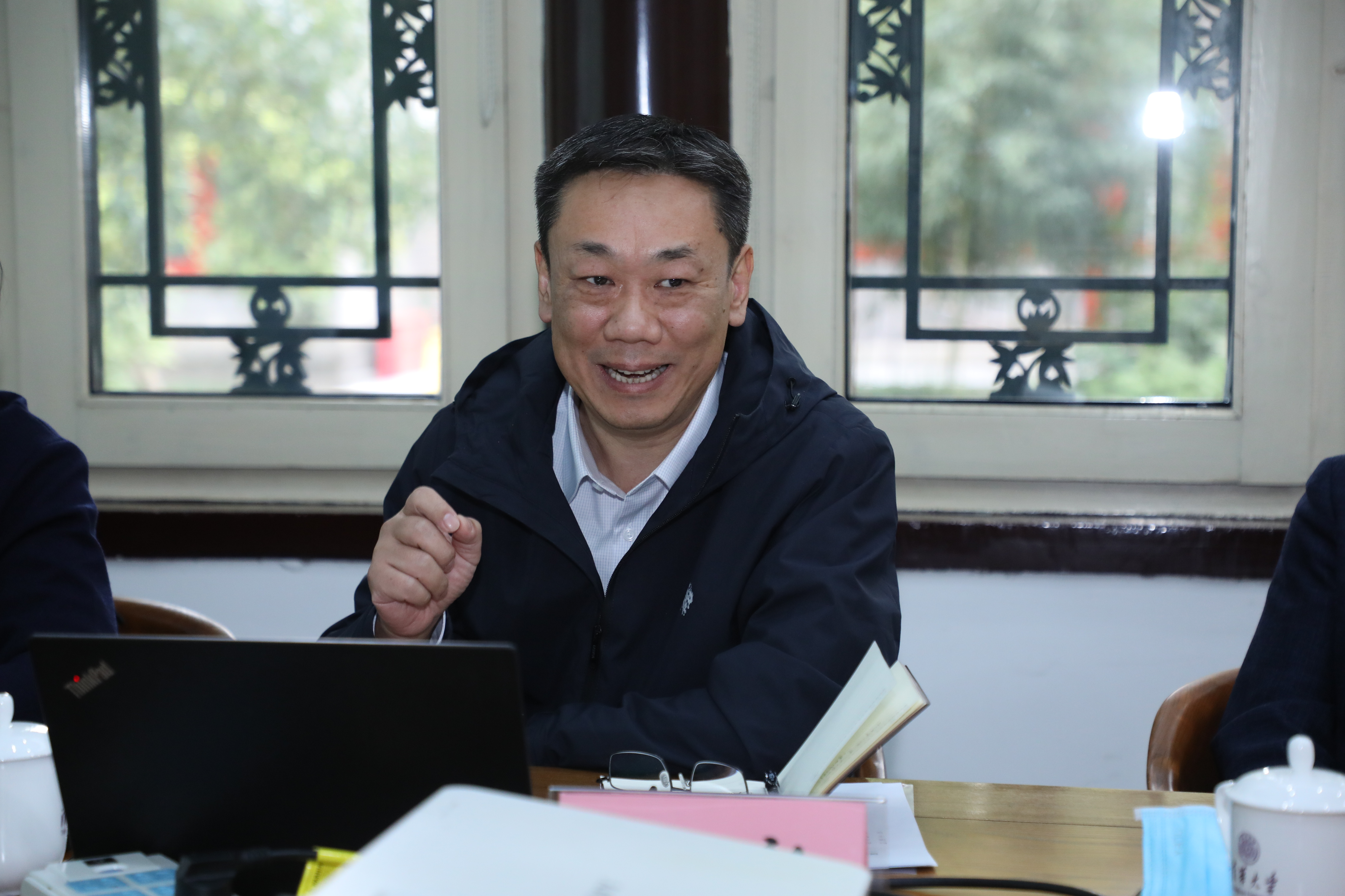 20221005-国家发展改革委基础司马强副司长一行到清华大学调研生态产品价值实现机制研究与实践工作-嘉艺-刘毅介绍生态产品价值实现机制研究工作.jpg
