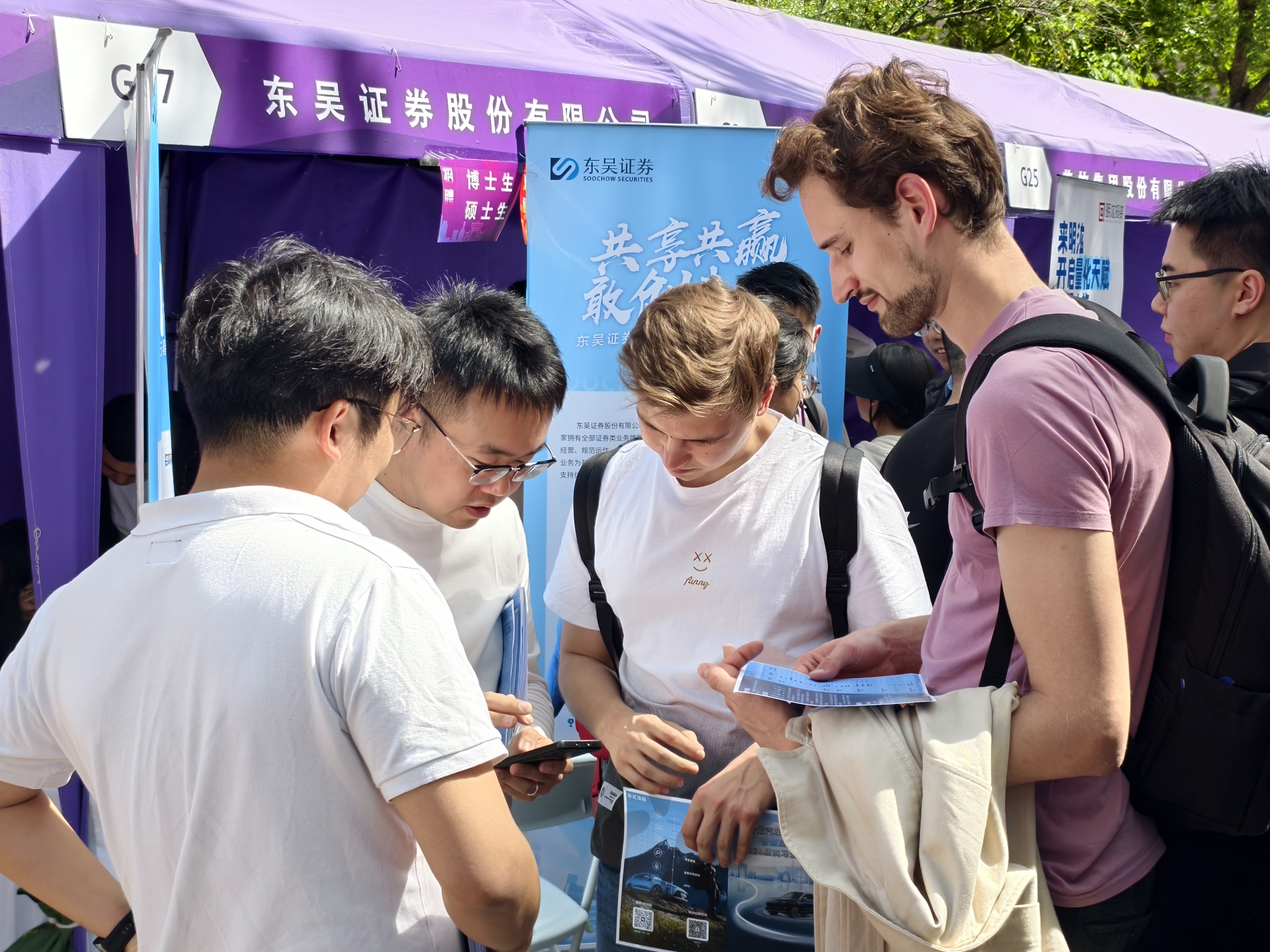20250424-为准毕业年级学生提供职业发展“前置导航”——清华大学连续6年举办“职业发展早春营”-宋壮壮-实习双选会现场.jpg