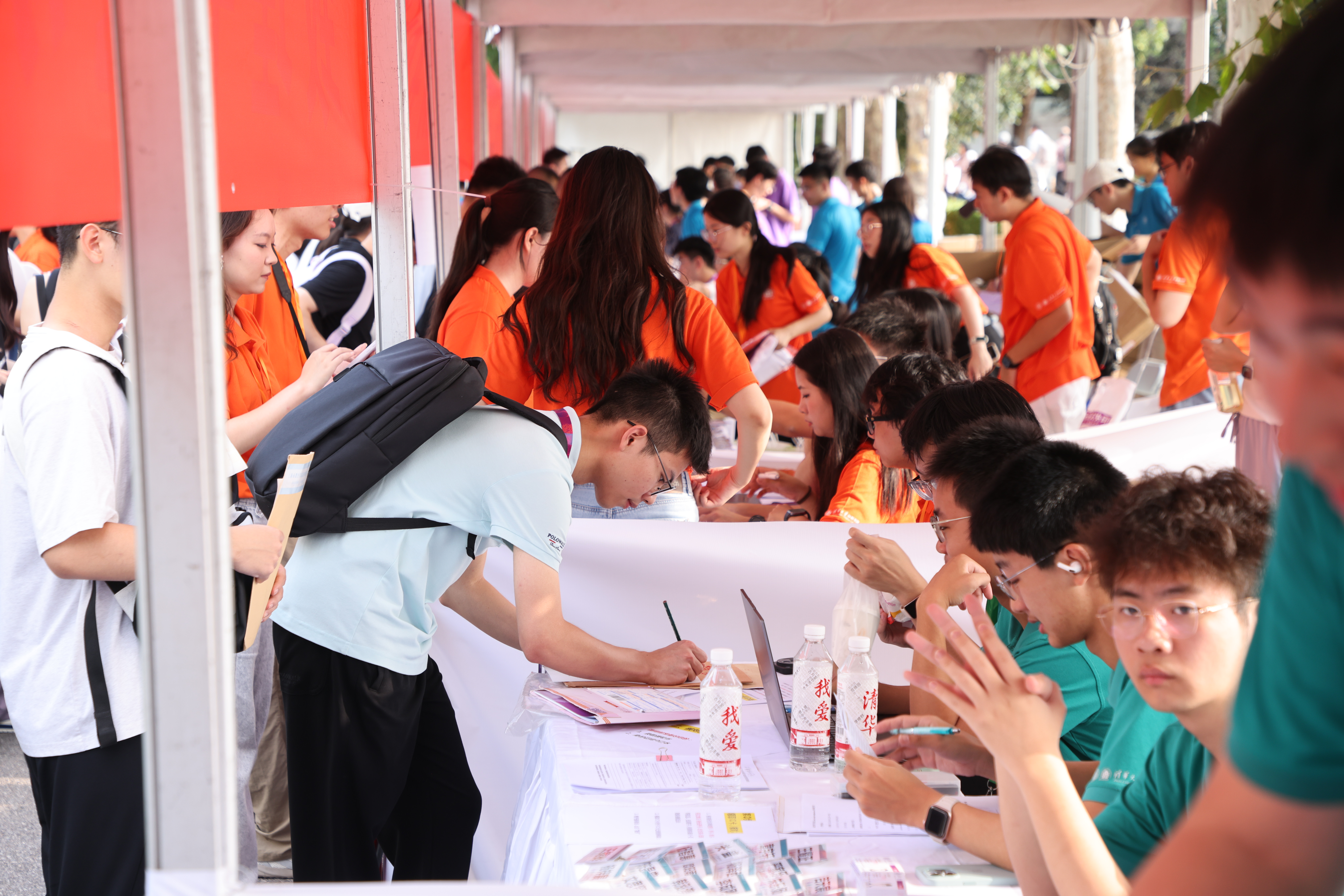 20260819-新生在院系迎新点报到-杨艳宾-3.jpg
