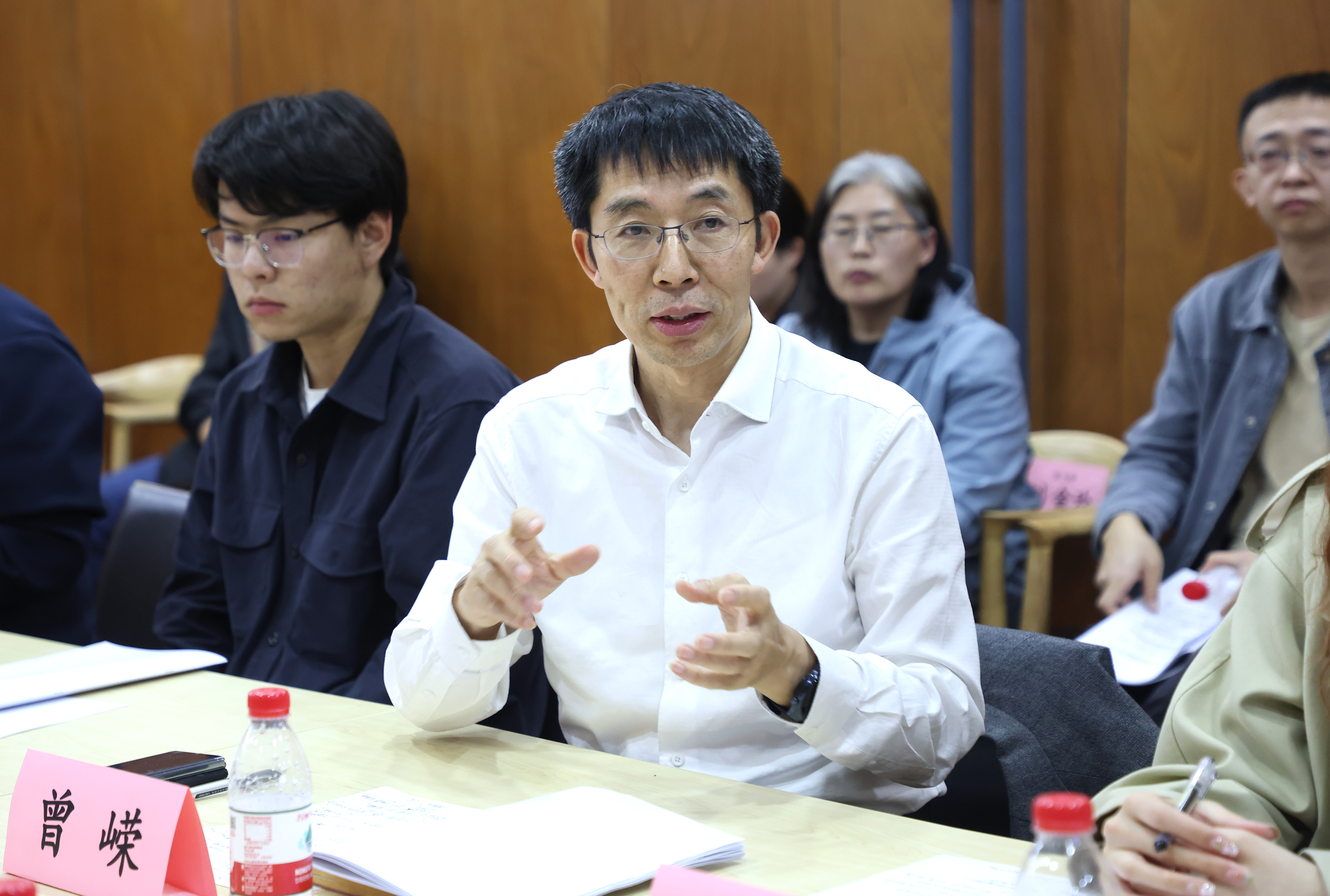 20250410-2024-2025学年度春季学期第一次“校领导面对面”(校领导接待日)举行-校研究生会-曾嵘与学生交流.JPG