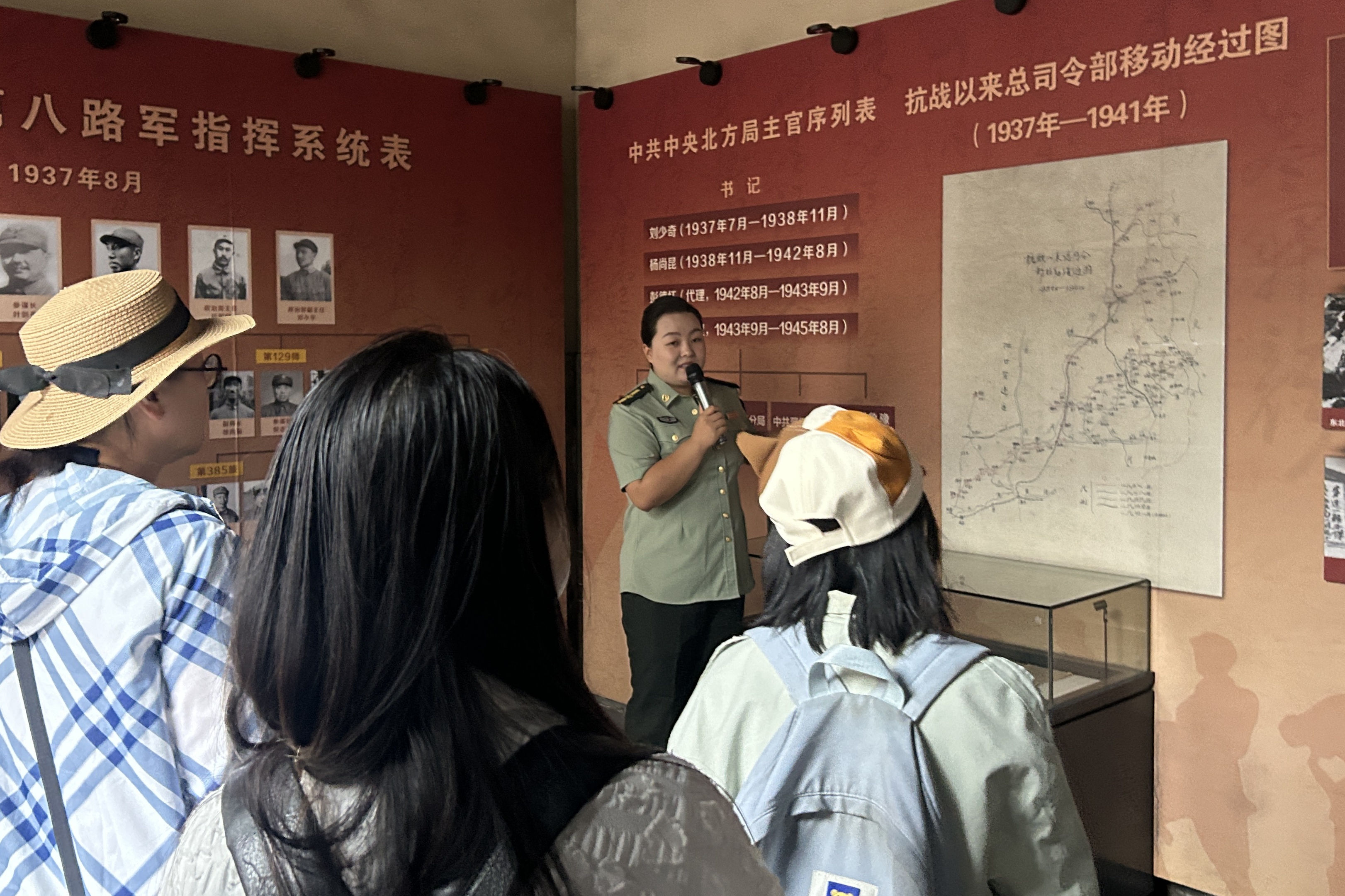 20260815-清华美院环艺系山西潞城古建筑研学支队开展“思政实践”课程教育-黄诗原-实践队师生认真聆听讲解并瞻仰历史遗物.jpg