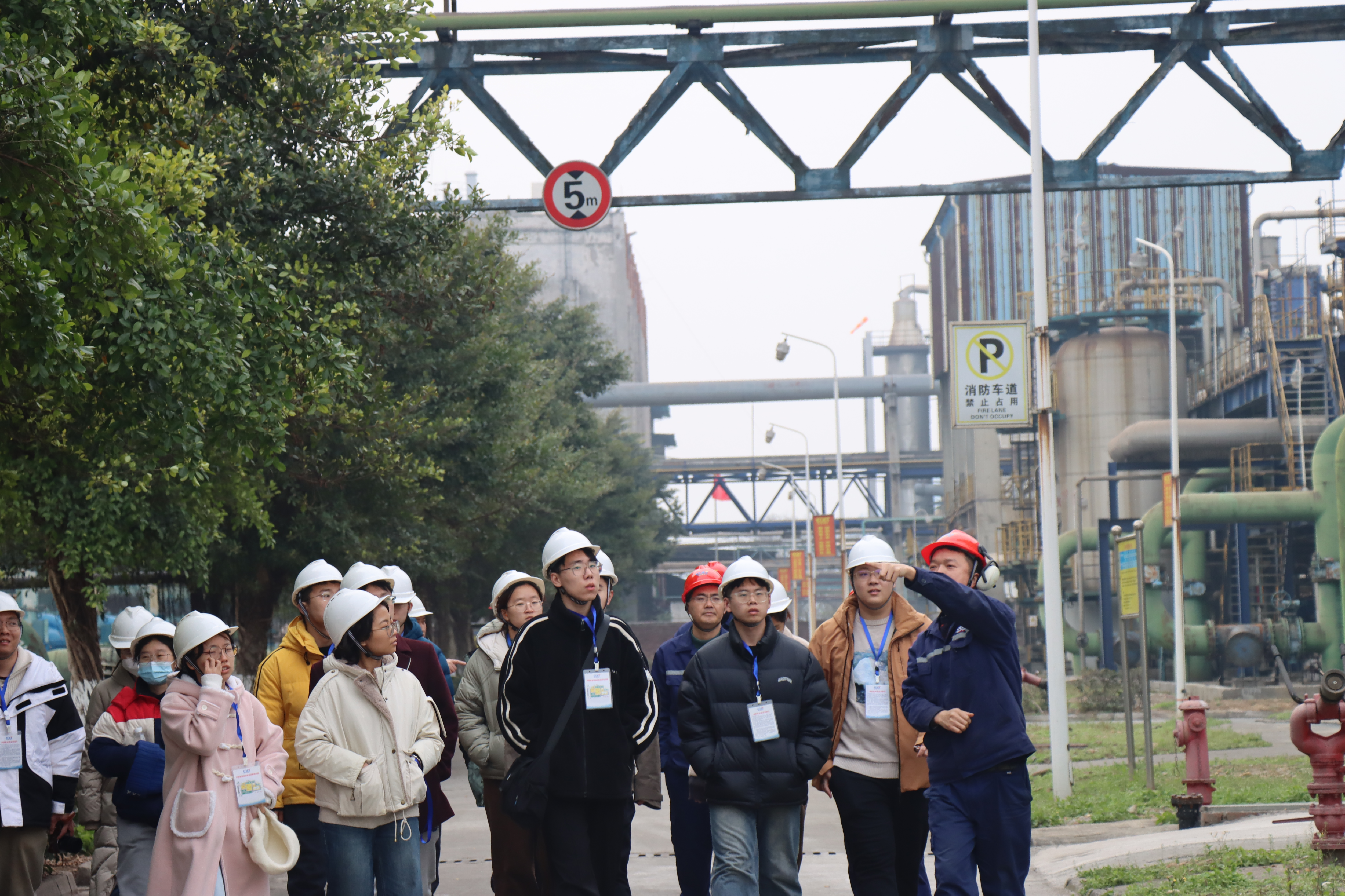20240301-学思践悟启新程,挺膺担当绘青春——2024 年清华大学研究生寒假社会实践总结回顾-化工系、环境学院和化学系“清渝谋化”实践支队-支队成员实地参访化工企业.png