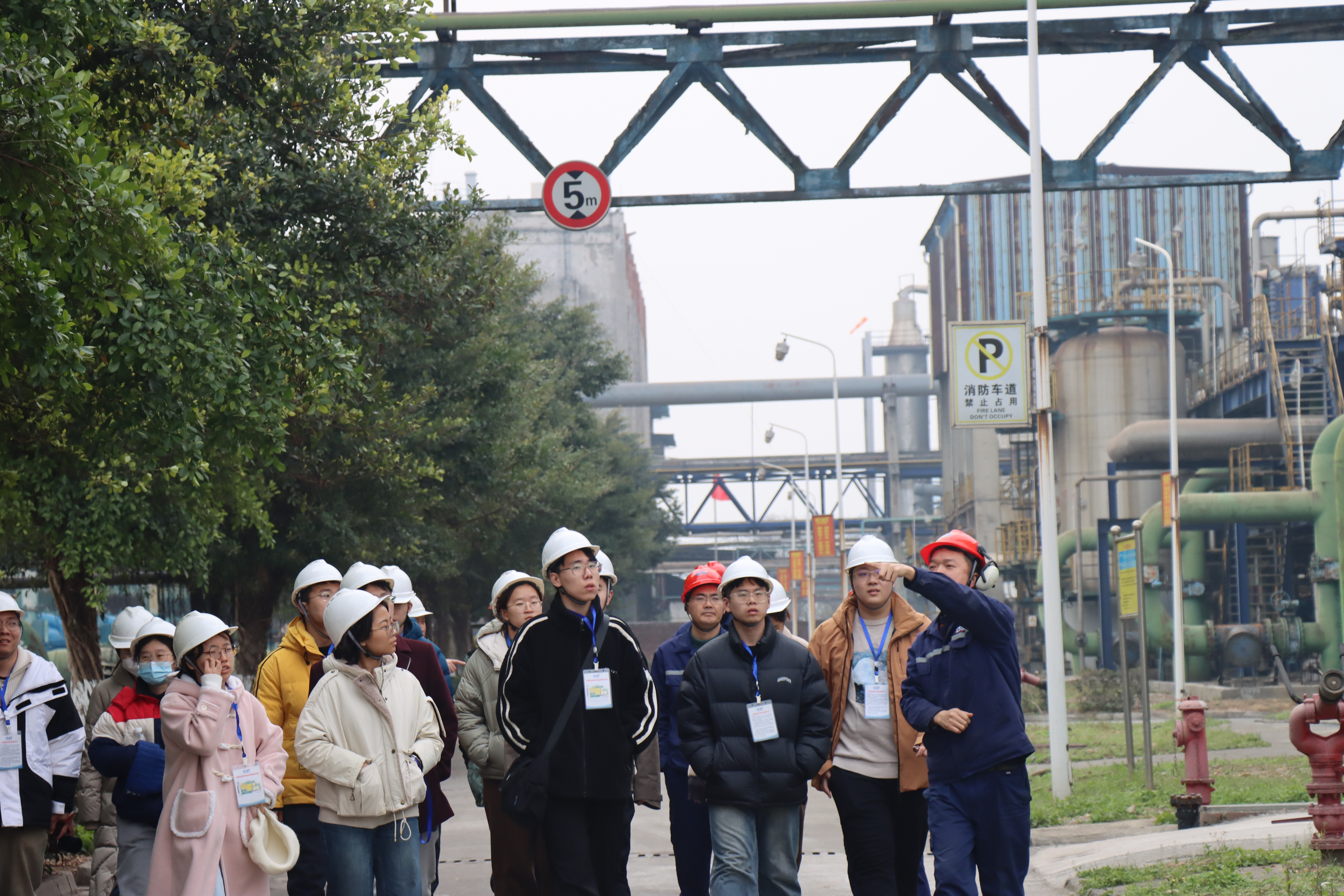 20240301-学思践悟启新程，挺膺担当绘青春——2024 年清华大学研究生寒假社会实践总结回顾-化工系、环境学院和化学系“清渝谋化”实践支队-支队成员实地参访化工企业.png