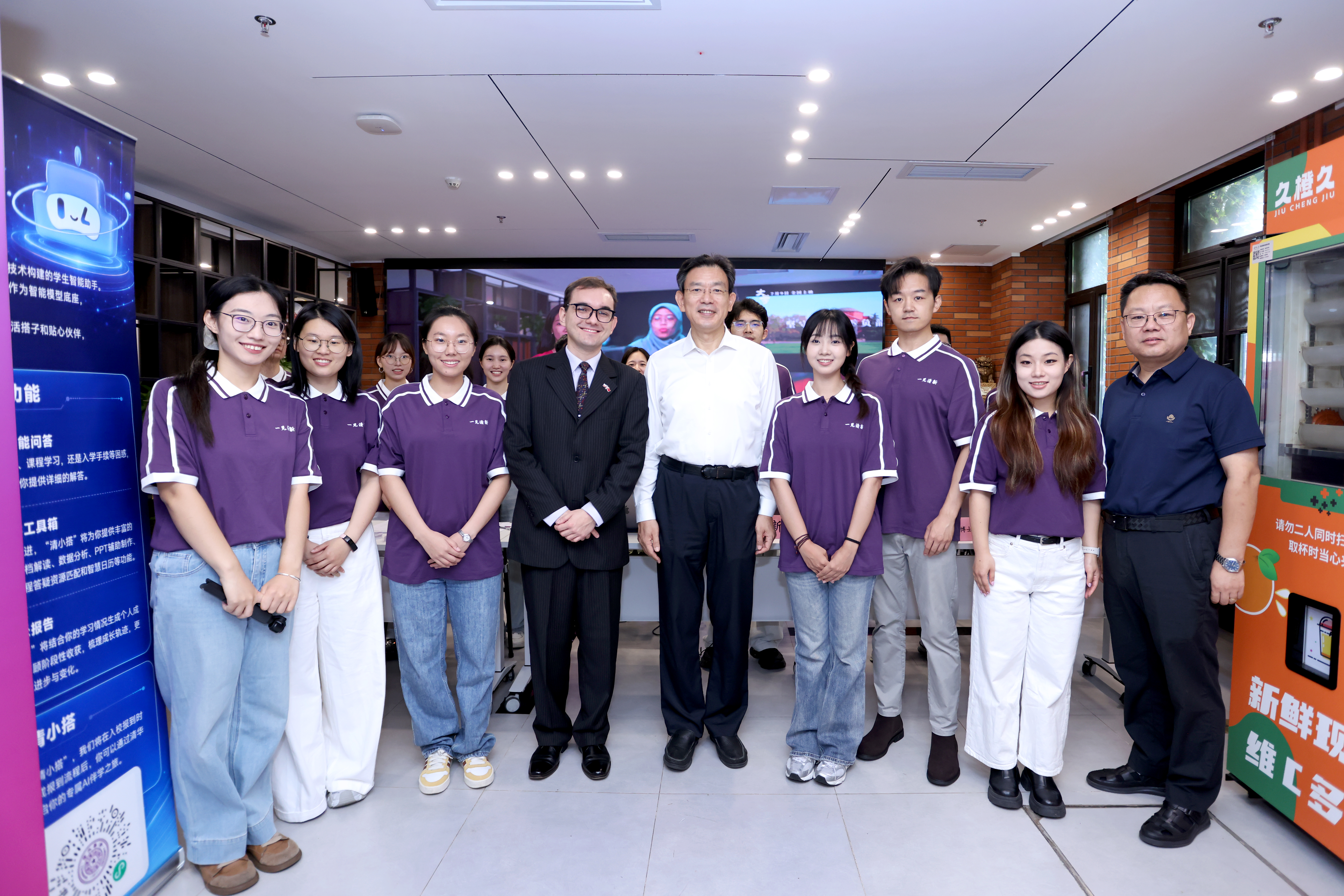 20260826-清华大学2026级研究生新生入校报到-张玉光摄-李路明检查迎新工作并看望新生1.jpg