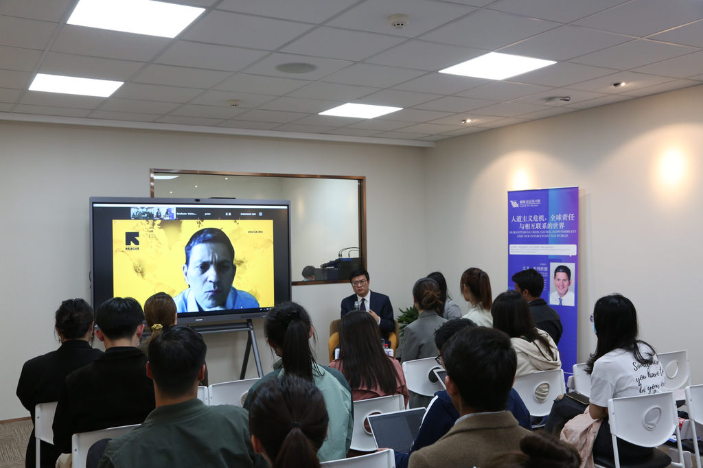 A group of people sitting in a room watching a presentationDescription automatically generated with low confidence A group of people sitting in a room watching a presentationDescription automatically generated with low confidence