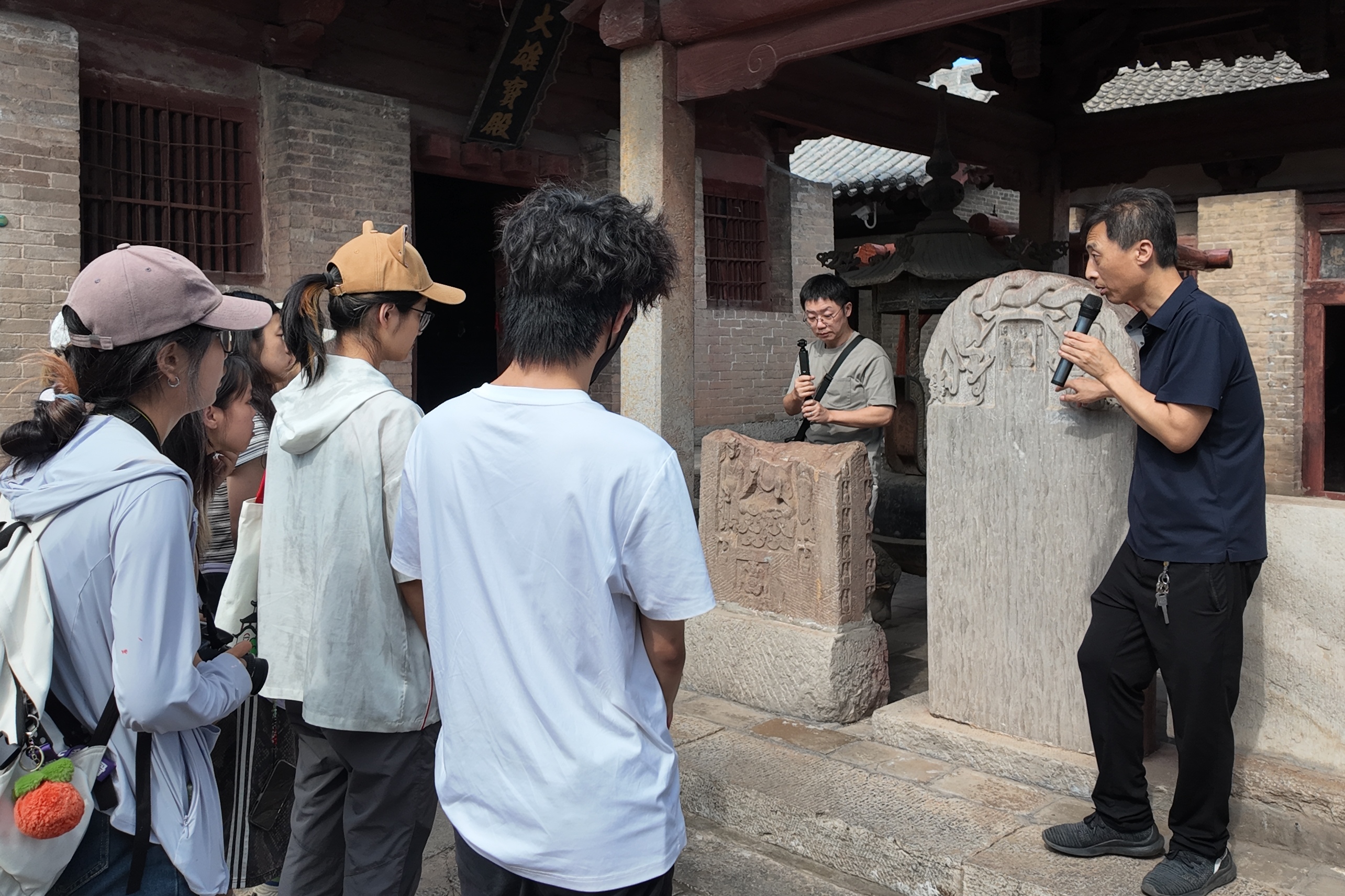 20260815-清华美院环艺系山西潞城古建筑研学支队开展“思政实践”课程教育-李豫冀-实践队队员在辛安村原起寺开展实地调研.jpg