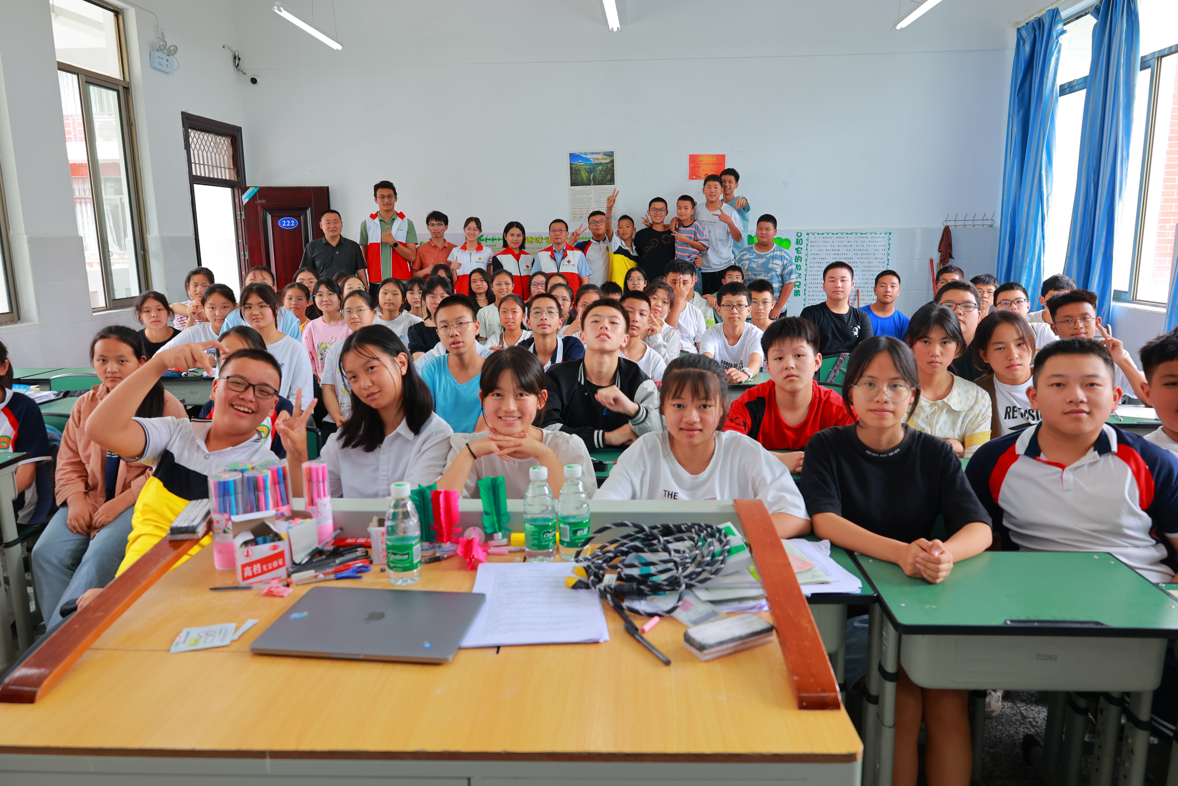 20220802-学生红会支教急救讲堂-郭镕玮-8 急救讲堂结束后与夏令营全体师生合影.jpg