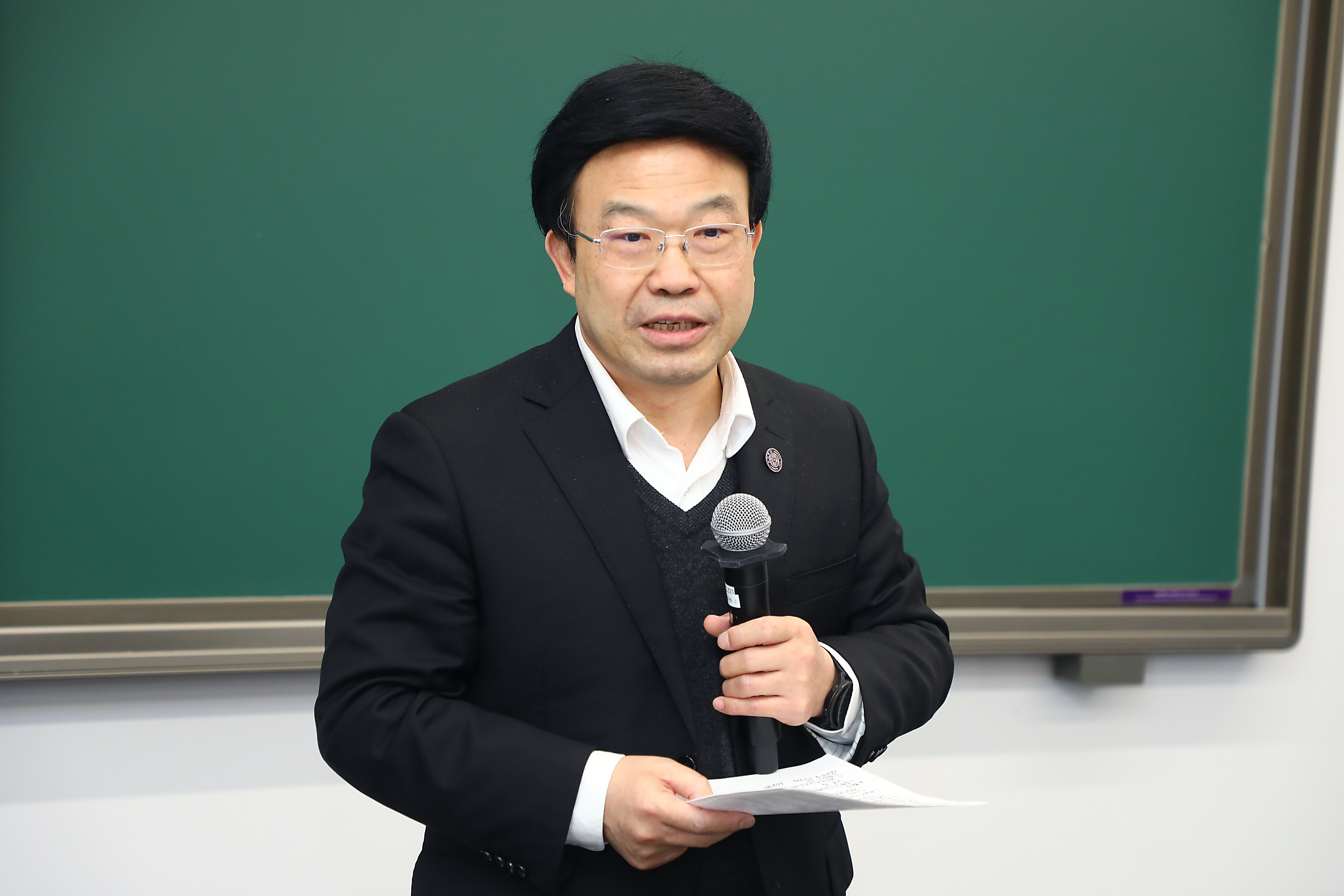 20220315-后勤举办首期“三全育人”骨干培训班结业暨第二期开班仪式-继教学院-邱显清(右)在仪式上讲话.JPG
