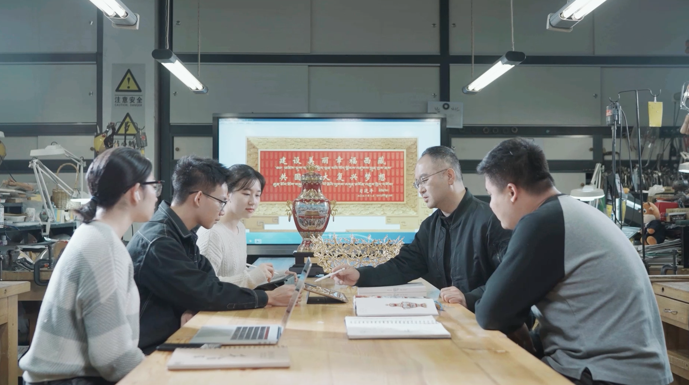 202050208-亚冬会视觉设计-美术学院-王晓昕老师团队工作照2.png