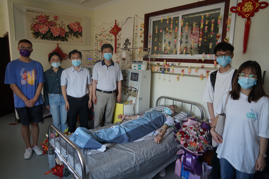 20210708-点燃生命之光 环境学院黄家鑫同学完成造血干细胞捐献-拍摄者不详-老师和同学们看望正在捐献造血干细胞的黄家鑫同学2png 20210708-点燃生命之光 环境学院黄家鑫同学完成造血干细胞捐献-拍摄者不详-老师和同学们看望正在捐献造血干细胞的黄家鑫同学2png