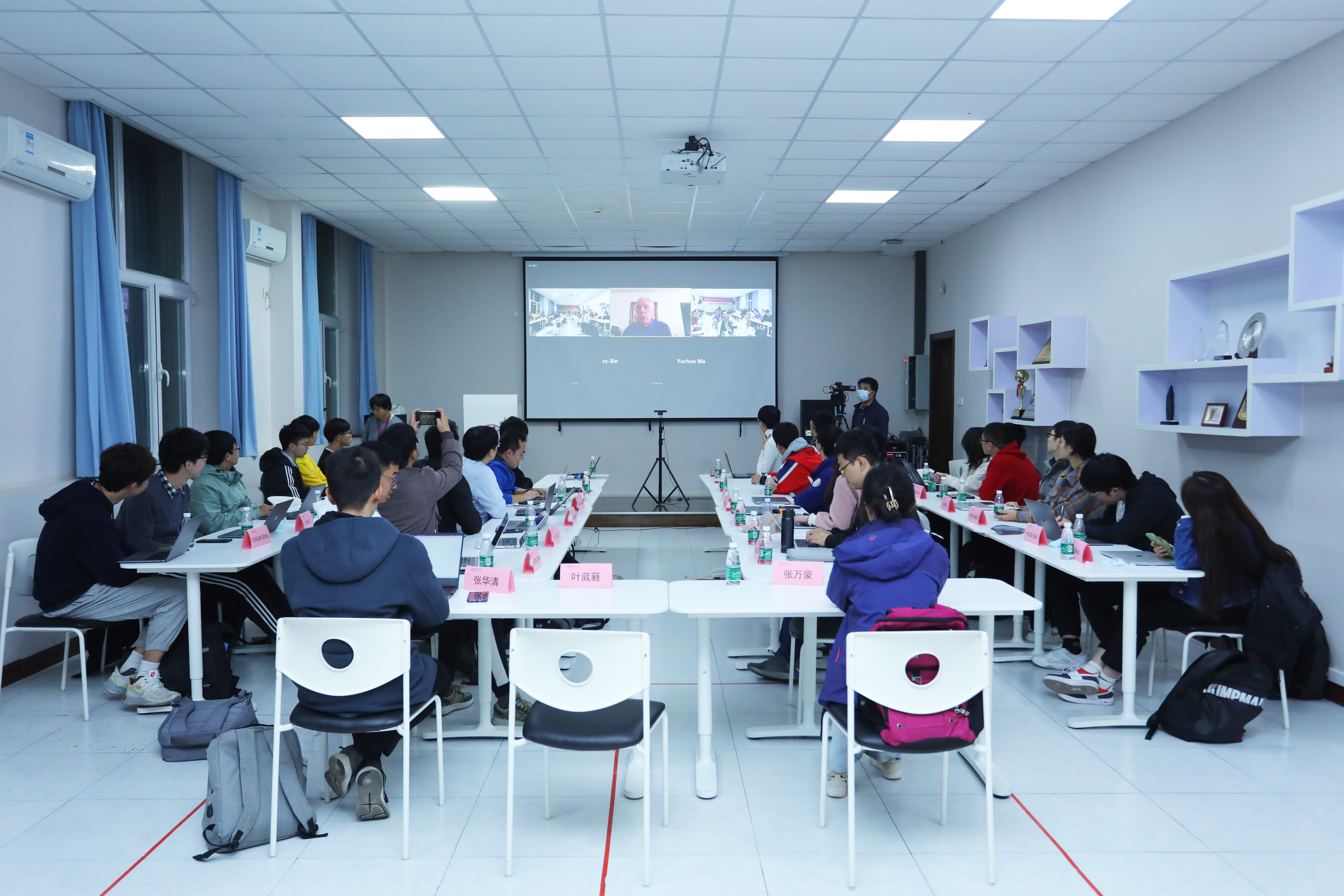 计算机学科高端战略研讨专家与师生座谈会举行