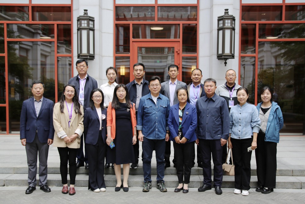 22-成员在清华大学苏世民书院参观交流.jpg