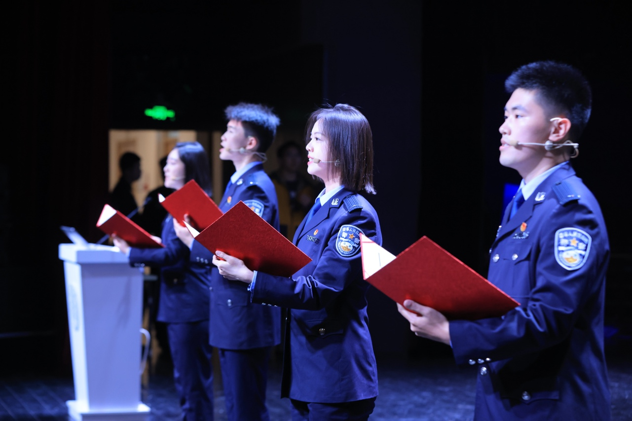 20260408-清华大学总体国家安全观宣讲团成立仪式暨清华大学、中国人民公安大学践行总体国家安全观联学联讲活动举行-博士生讲师团-两校学生代表作朗诵及军体表演2.png