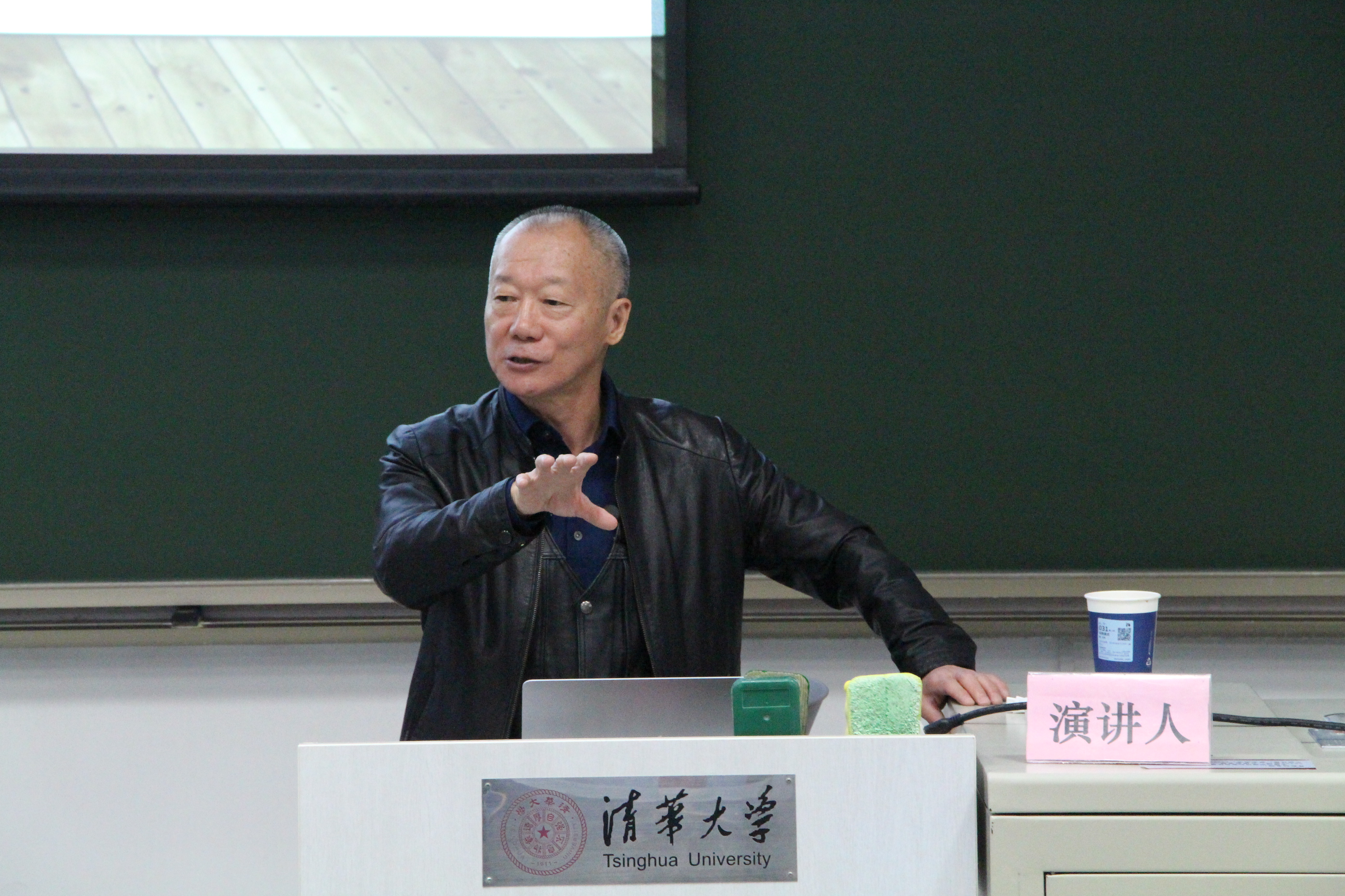 20260409-肖鹰做客新人文讲座  解读陶渊明《饮酒》组诗中的美学意境和生命旨趣-郑怡宁-主讲人肖鹰.jpg