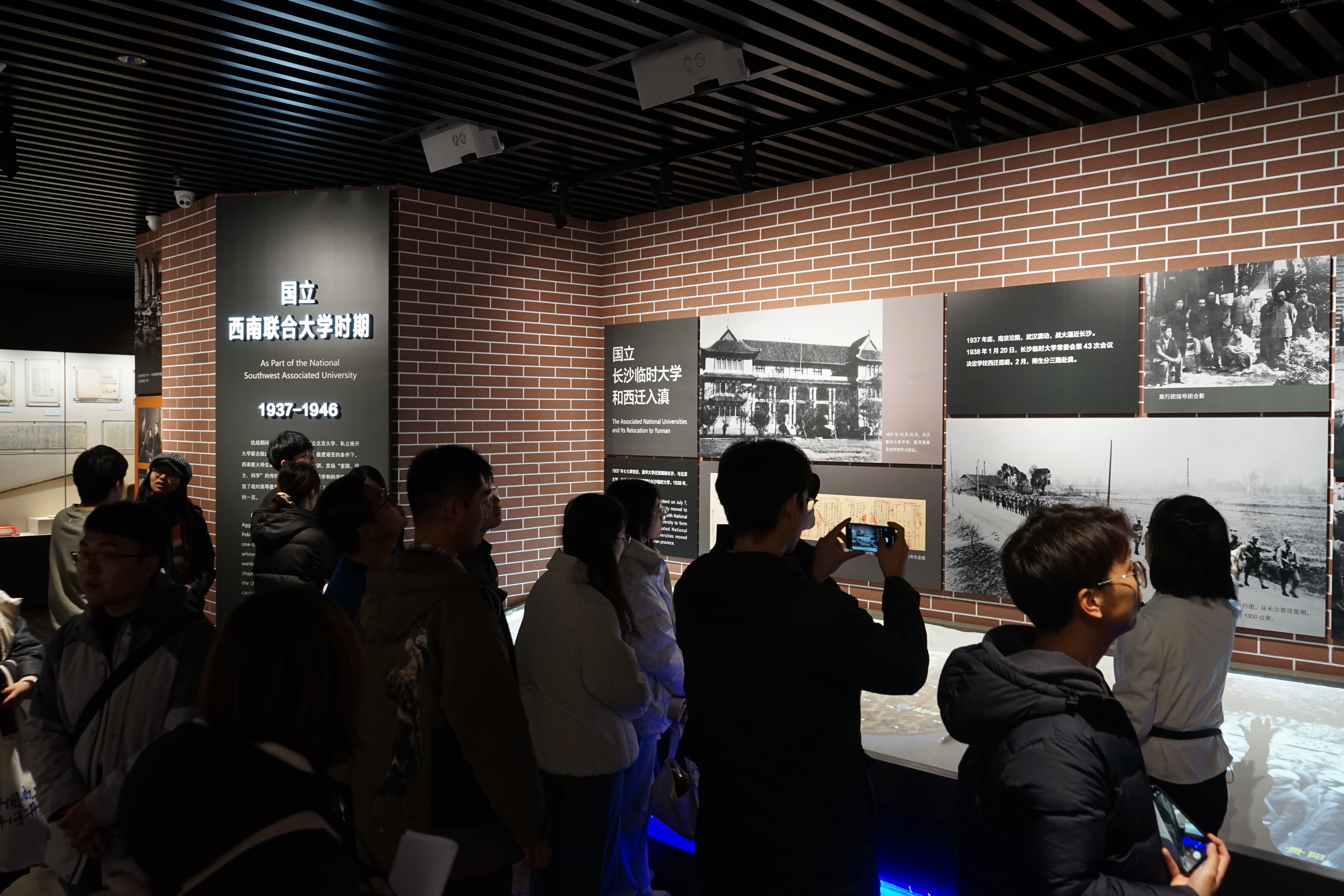 20231115-清华大学网络研究院和南开大学计算机学院和网络空间安全学院开展联合主题党日活动-丁尔著-两校师生参观校史馆“西南联大”历史展区.JPG