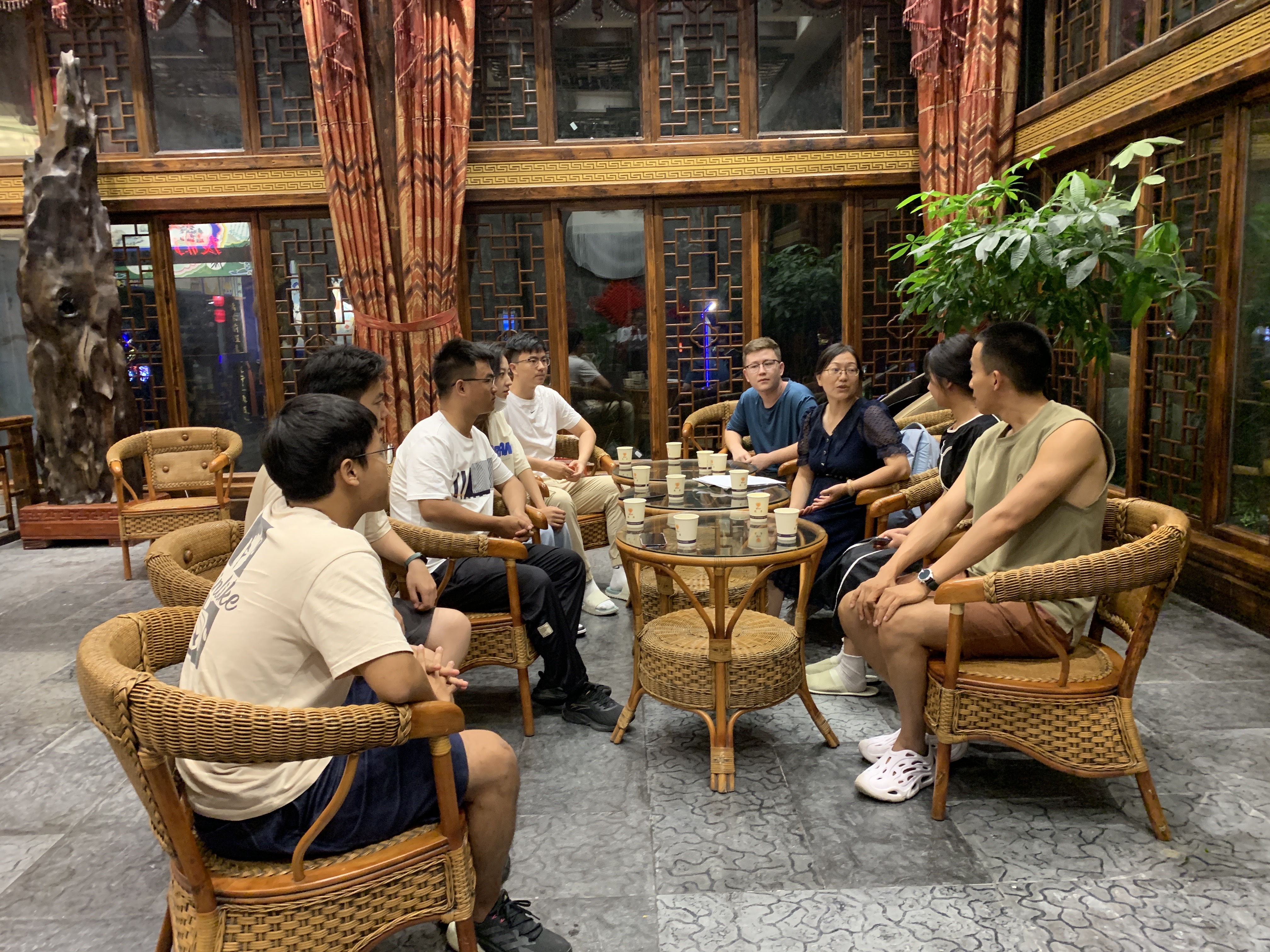 4.师生座谈交流学习中央统战工作会议精神.jpg